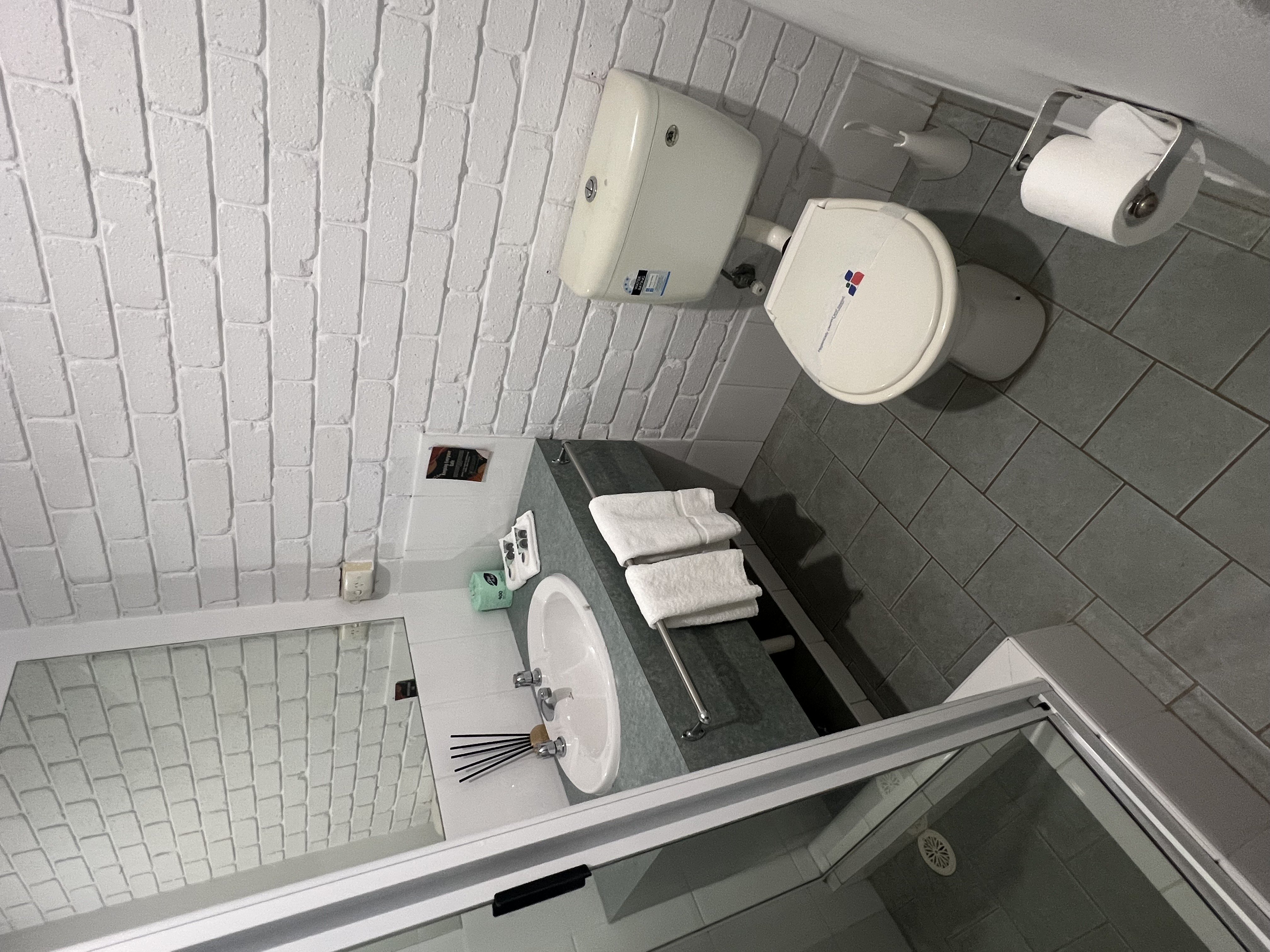 CESSNOCK VINTAGE MOTOR INN-guestroom-Bathroom.jpg