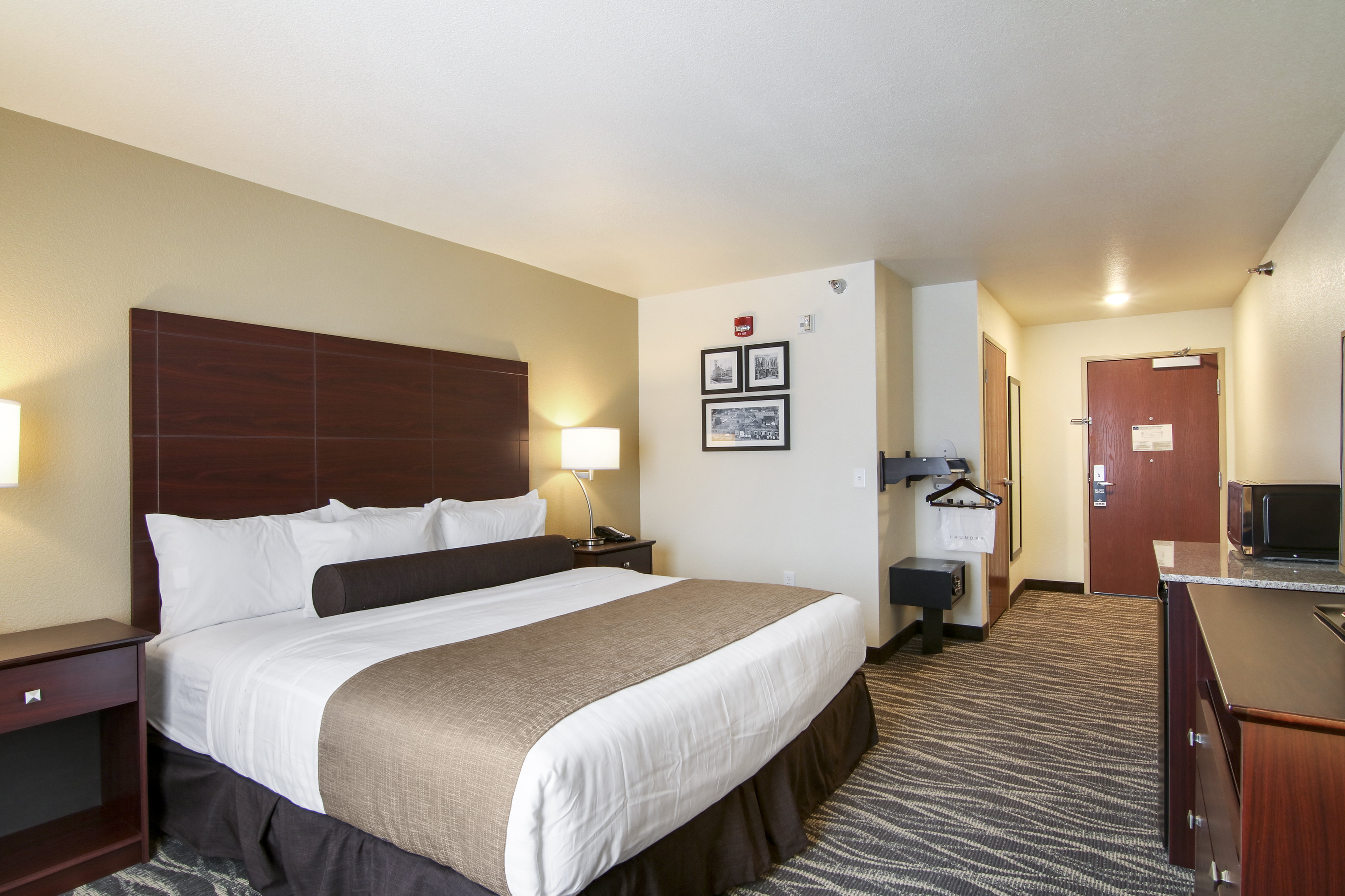 COBBLESTONE INN AT UW STOUT-guestroom-Accessible Single King Guestroom.jpg