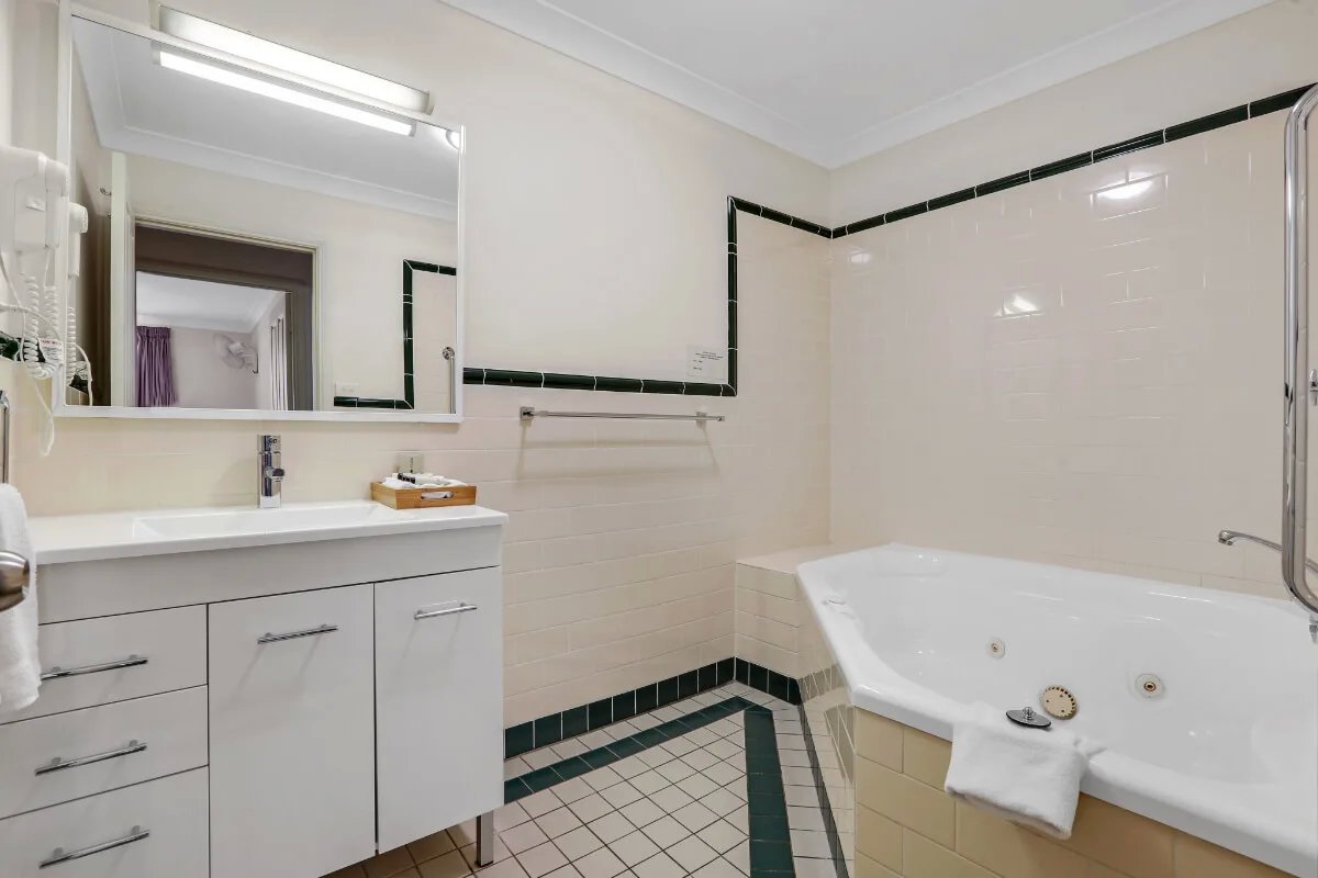 Terralong Terrace Apartments-guestroom-Bathroom.jpg