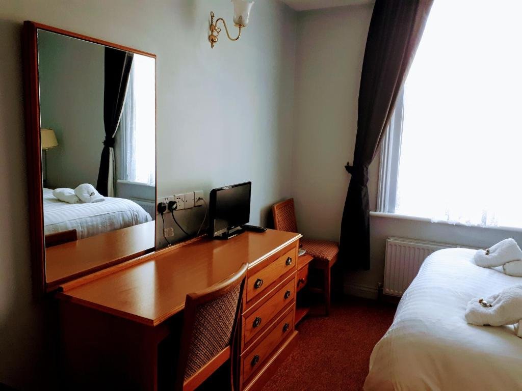OYO NO. 3-guestroom-Room.jpg