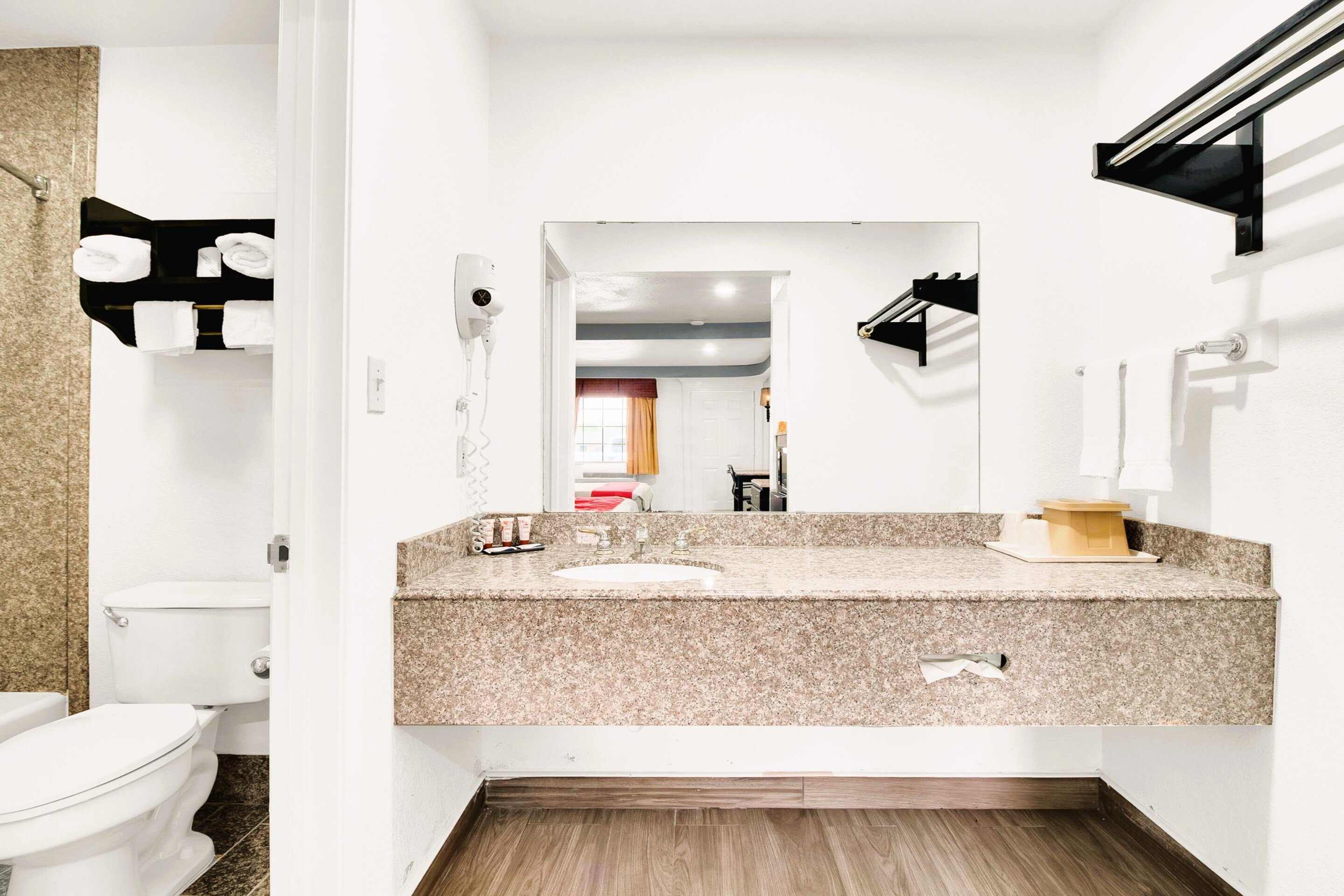 HOTEL THREE RIVERS TX-guestroom-Washroom.jpg