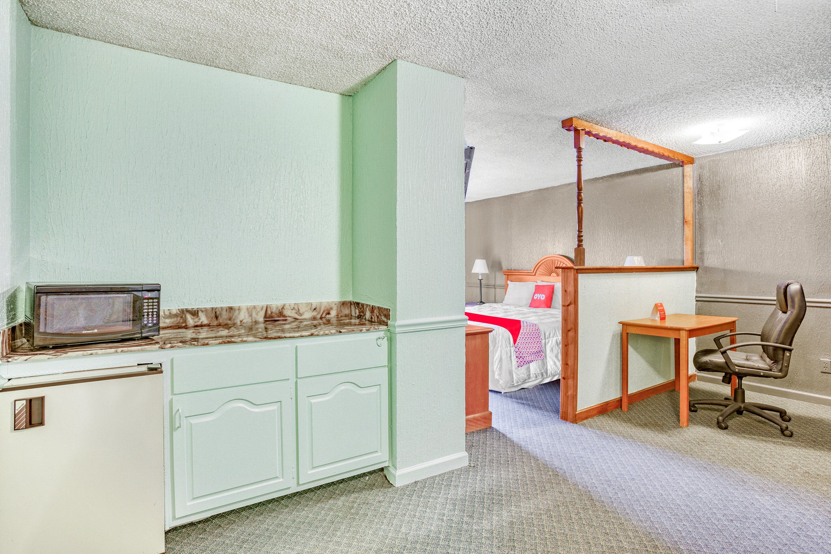 OYO TOWNHOUSE TULSA WOODLAND H-guestroom-Kitchen.jpg