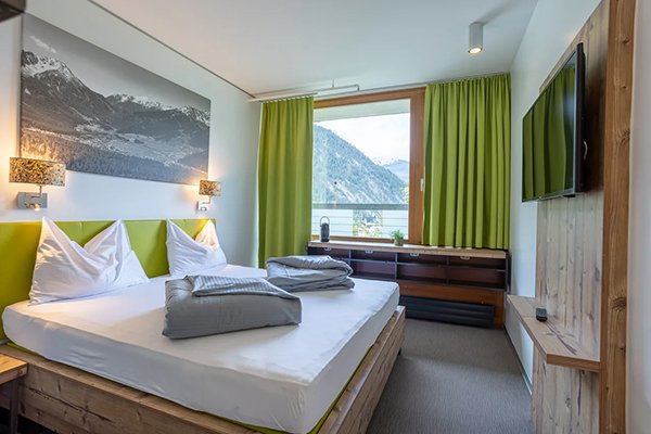 Dormero Beho Zugspitze-guestroom-Room.jpg