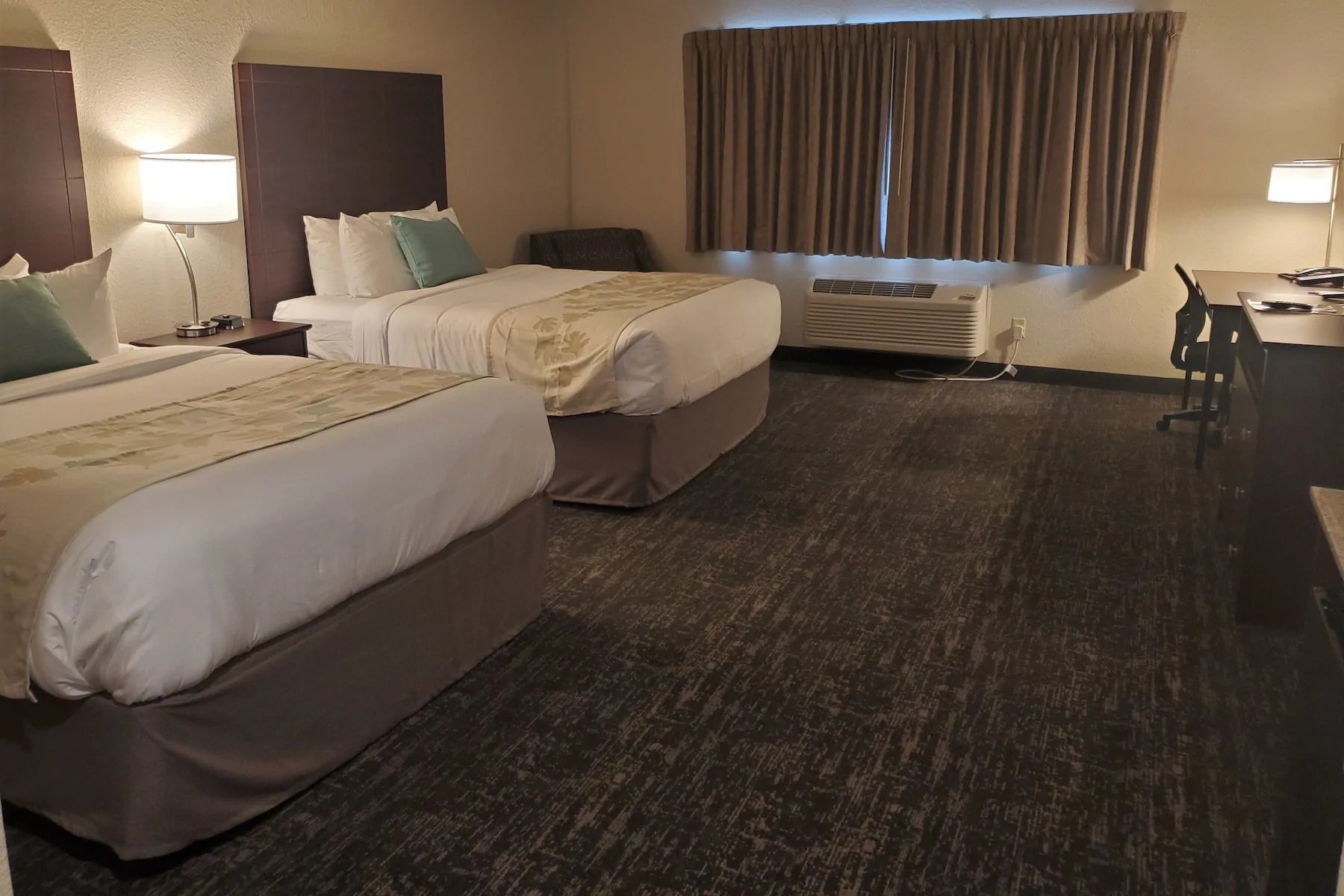 COBBLESTONE SUITES OF OSHKOSH-guestroom-Double Queen Guestroom.jpg