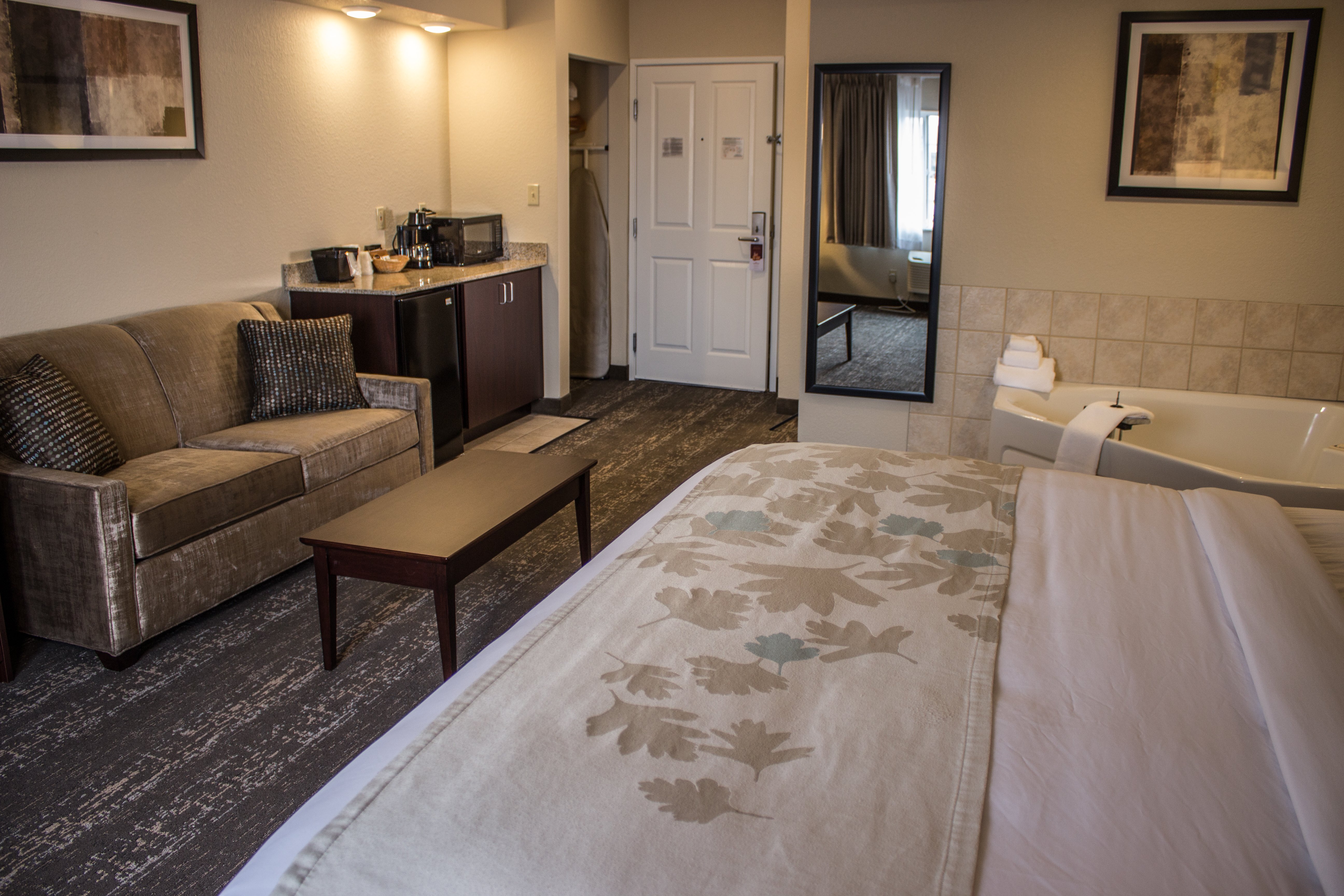 COBBLESTONE SUITES OF OSHKOSH-guestroom-Single King Whirlpool Suite.jpg