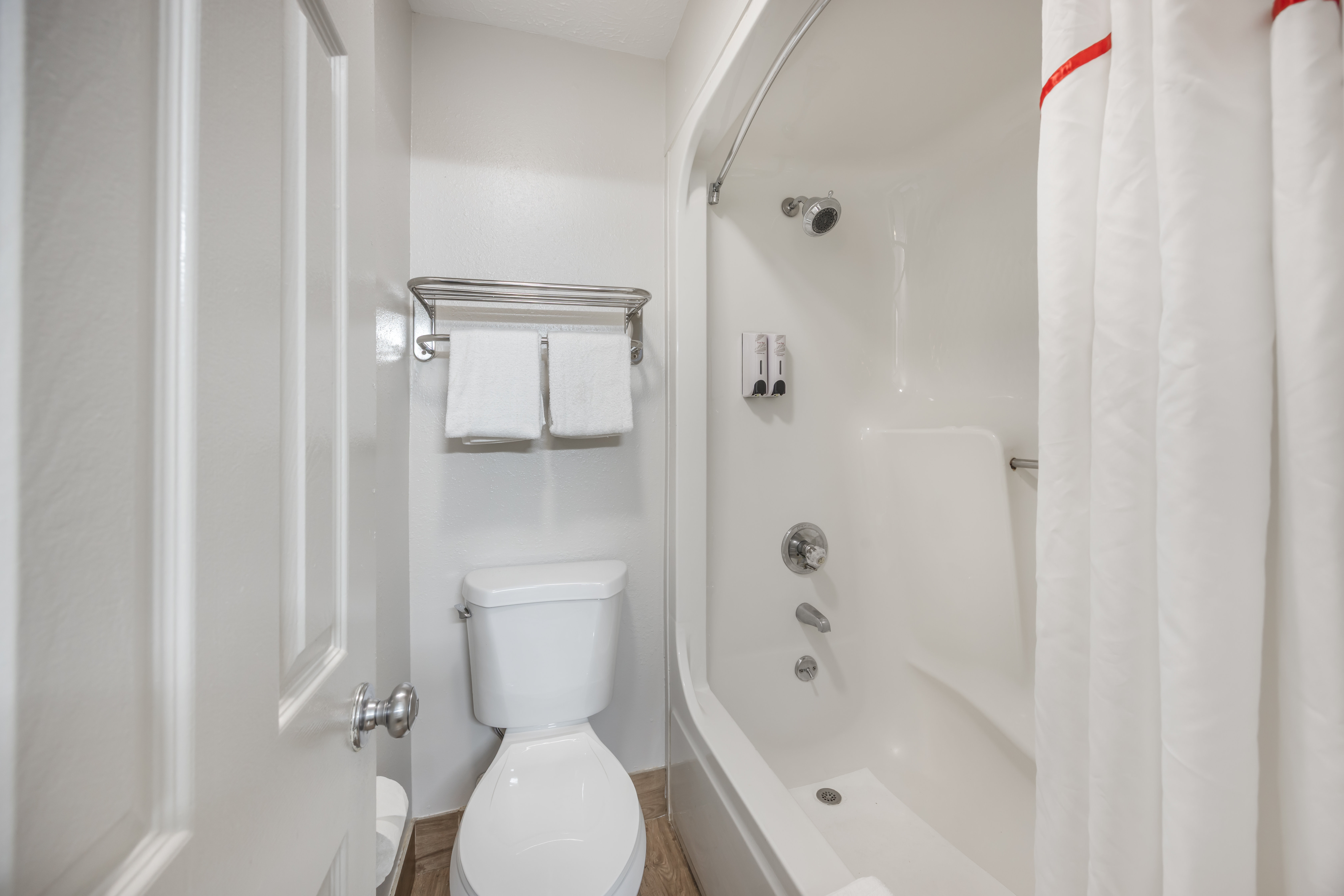 RED ROOF PADUCAH-guestroom-RRI Bathroom PRO Approved.jpg