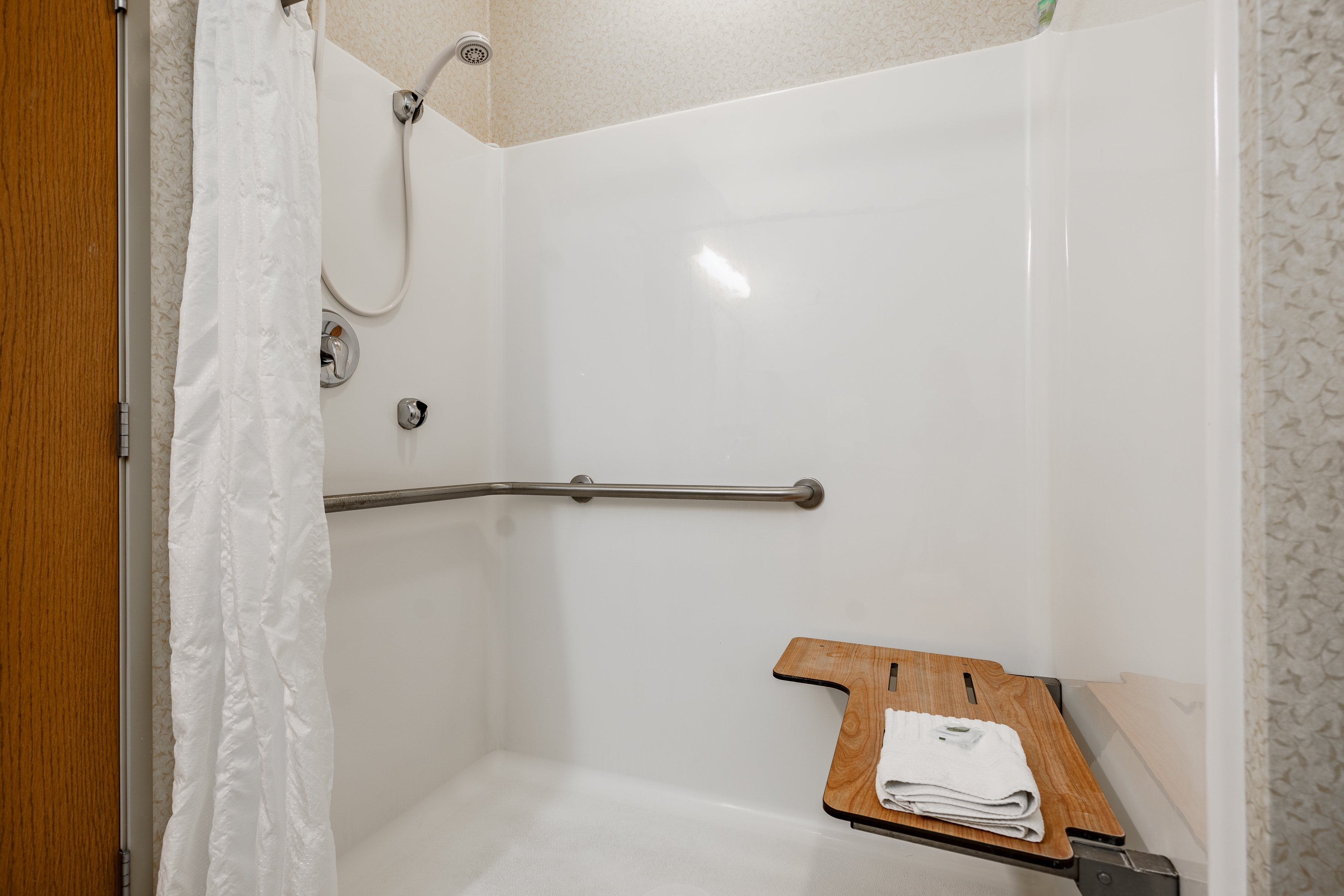COBBLESTONE SUITES RIPON-guestroom-Roll-In Shower.jpg