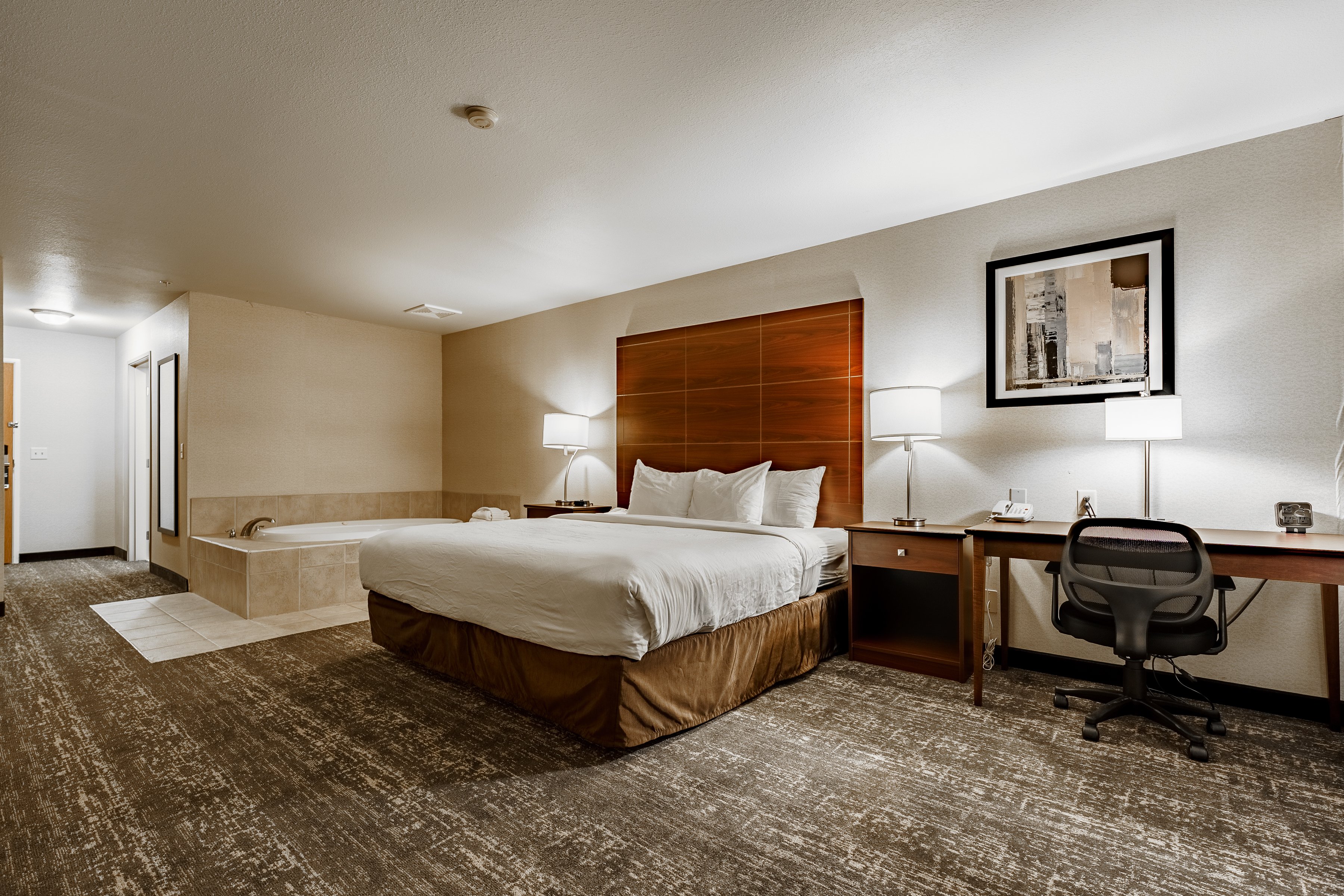 COBBLESTONE SUITES RIPON-guestroom-Single King Whirlpool Suite.jpg