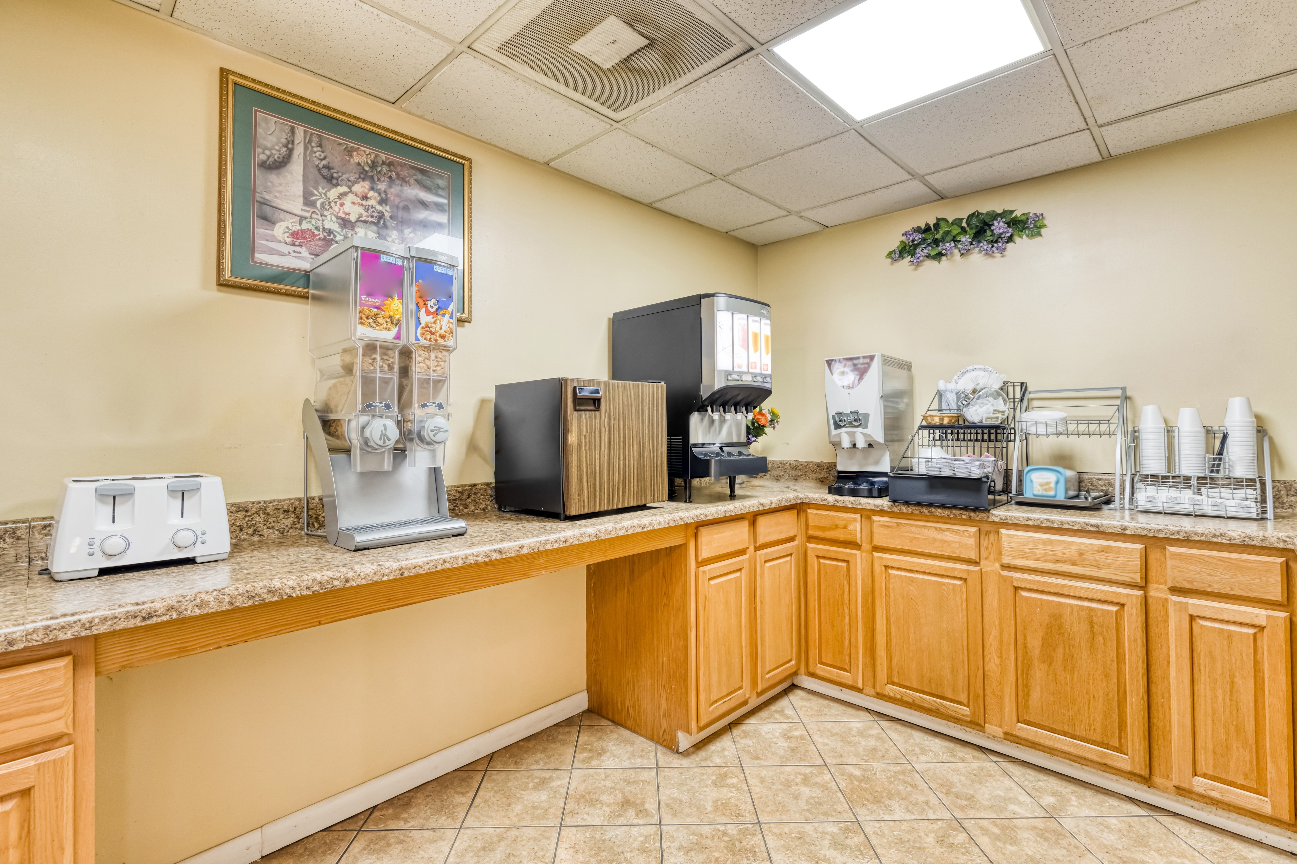 OYO HOTEL GRENADA WEST-guestroom-Kitchen.jpg