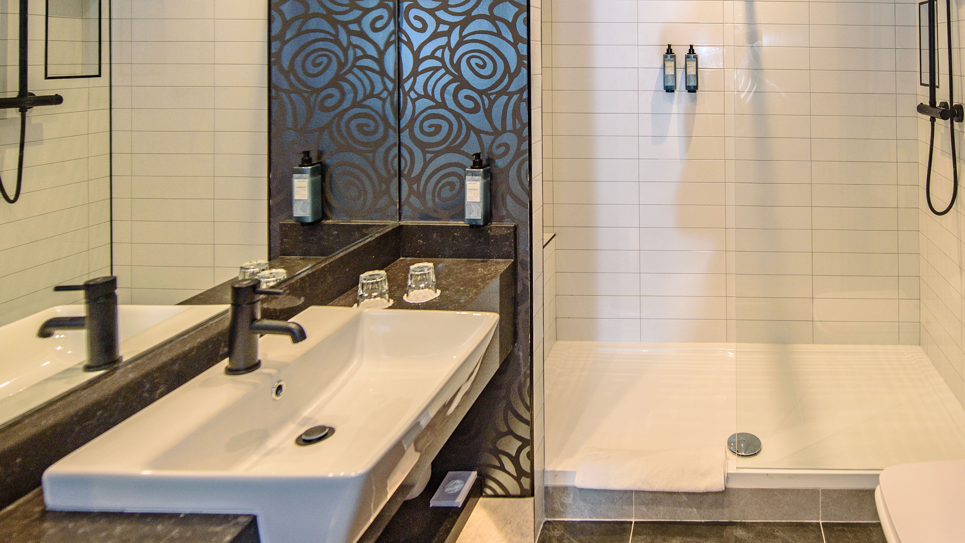 GN Newtown Park Hotel-guestroom-Bathroom.jpg