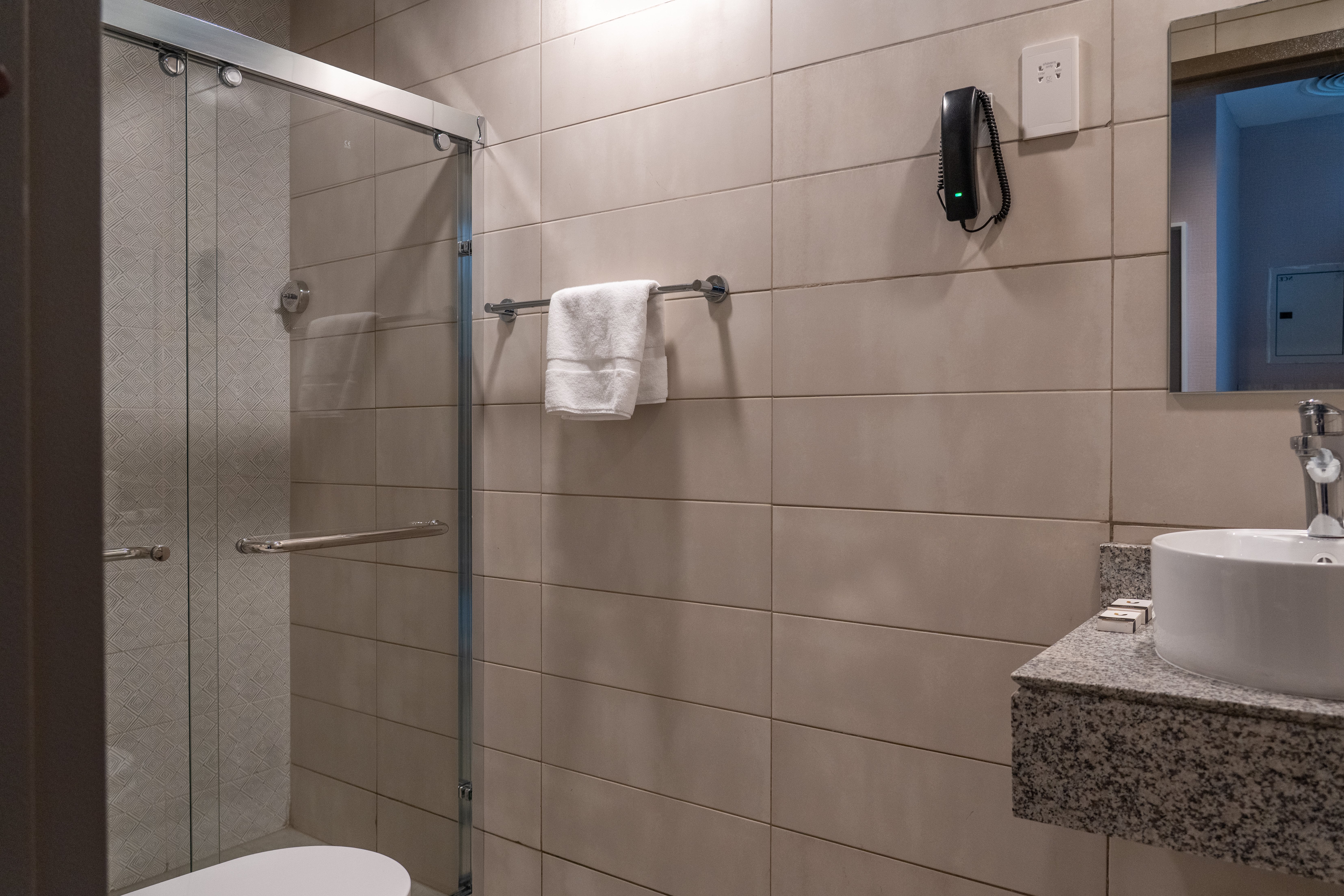 VOGO GRAND ACADEMIC CITY DUBAI-guestroom-VOGO Executive King bed Bathroom - TOP VOGO Grand Hotel Academic City Dubai.jpg