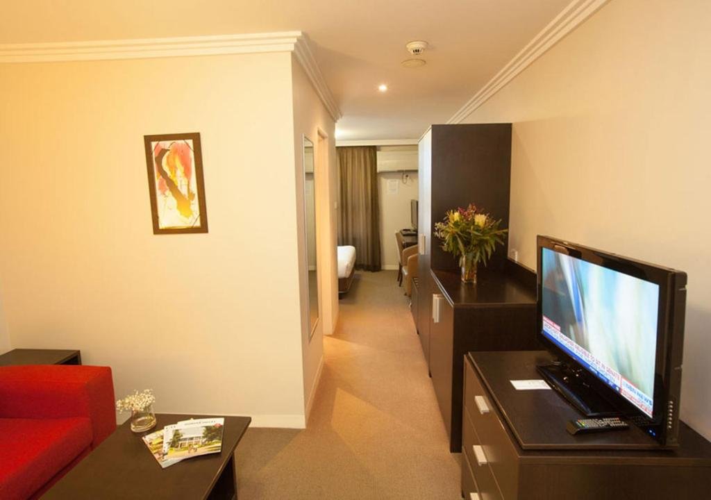 Wine Country Motor Inn-guestroom-Exec Queen.jpg