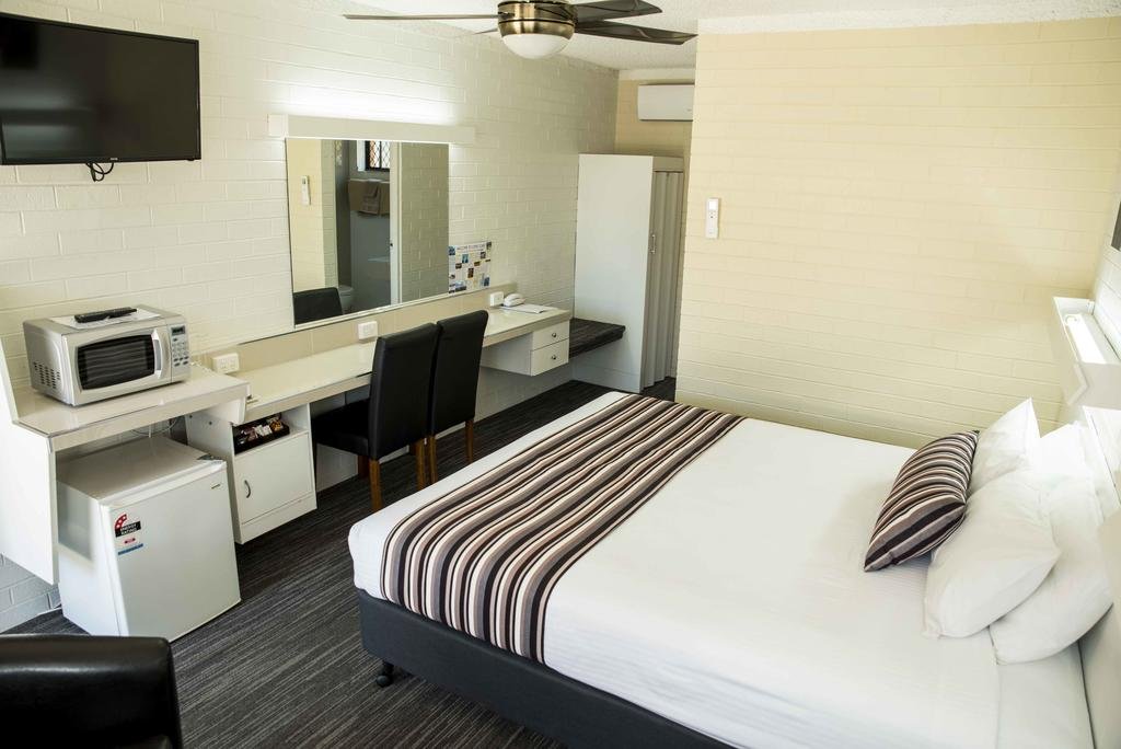 Coastal Bay Motel-guestroom-Kingjpg.jpg