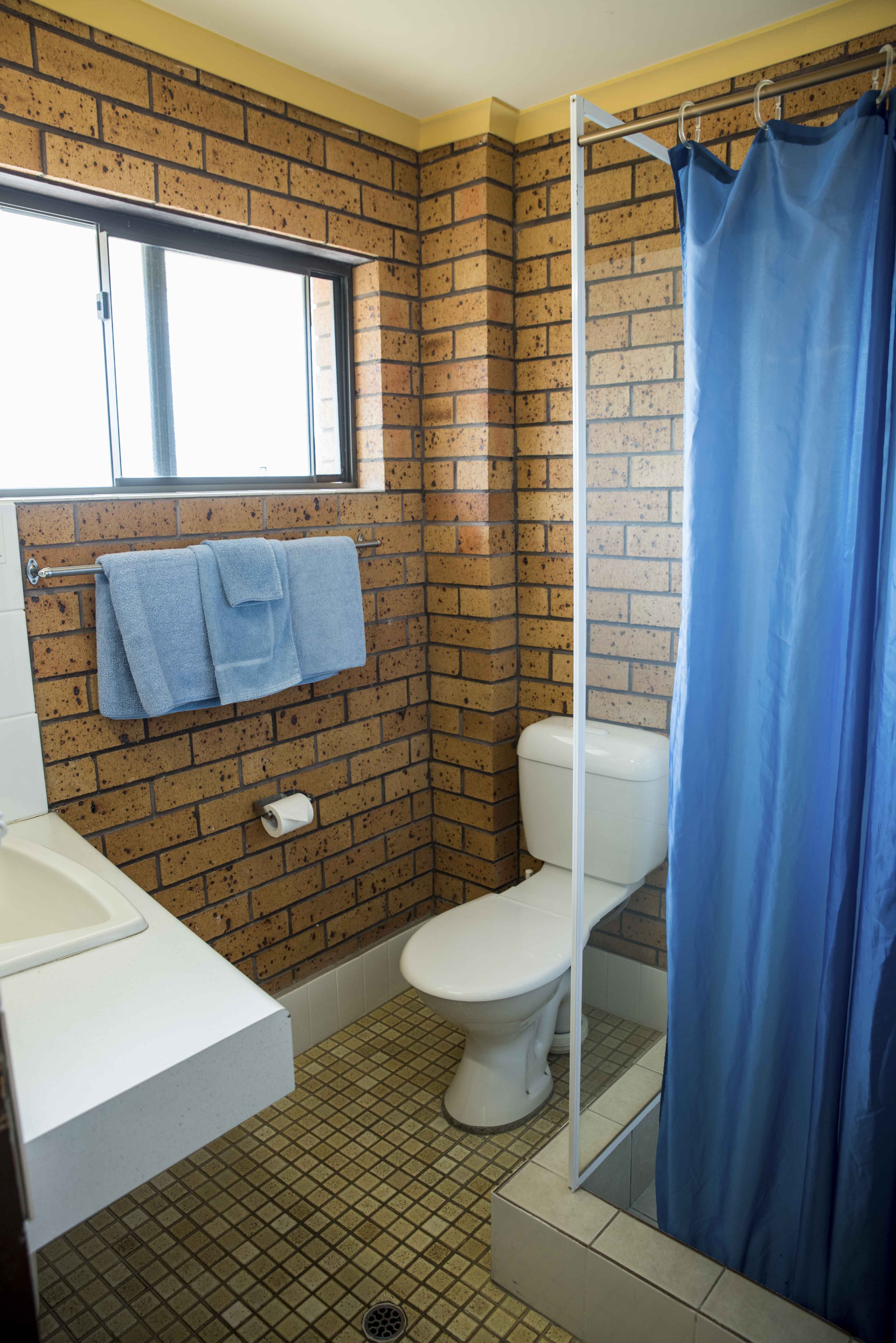 Coastal Bay Motel-guestroom-twin double bathroomjpg.jpg