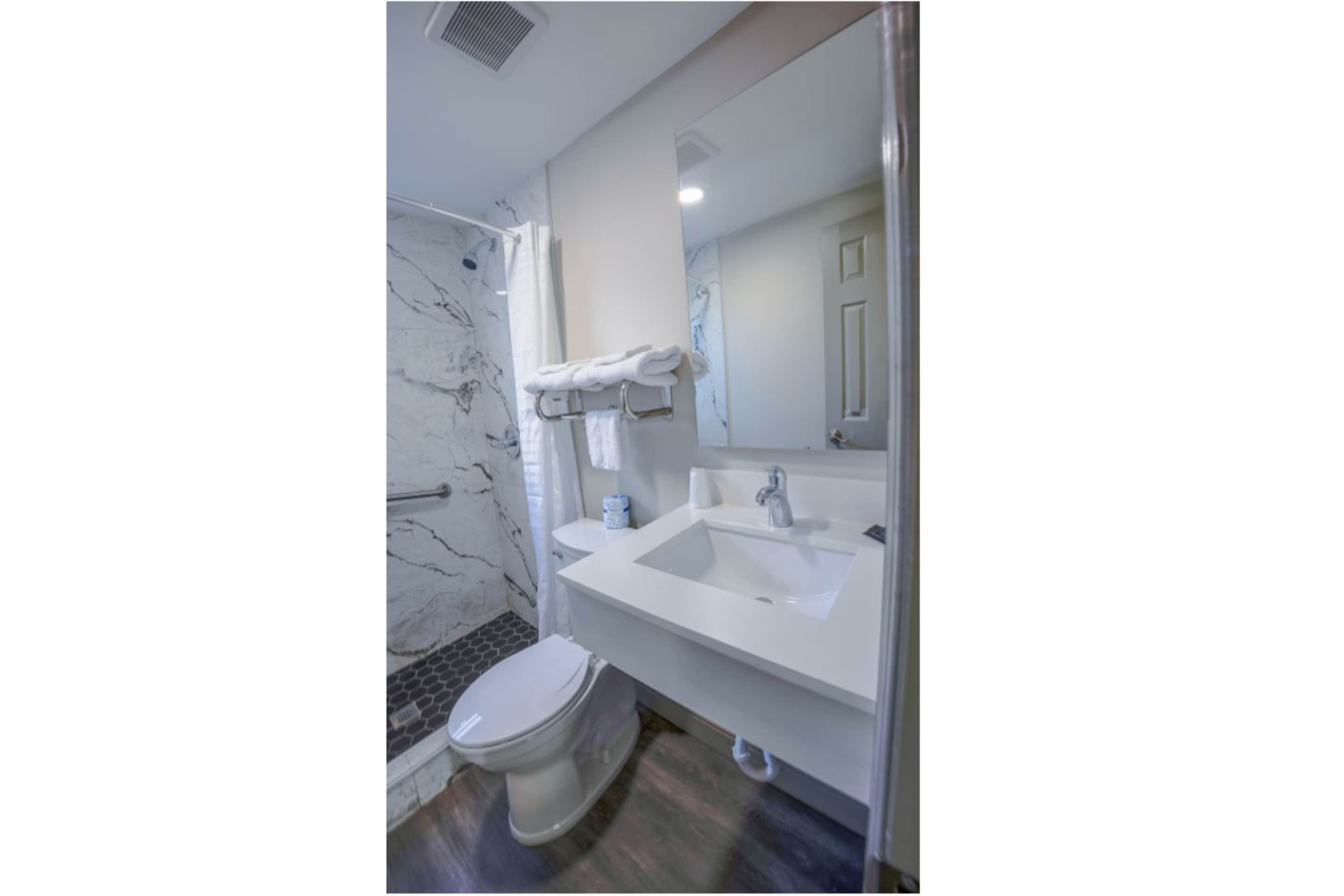SUNRISE INN OYO TITUSVILLE FL-guestroom-Washroom.jpg
