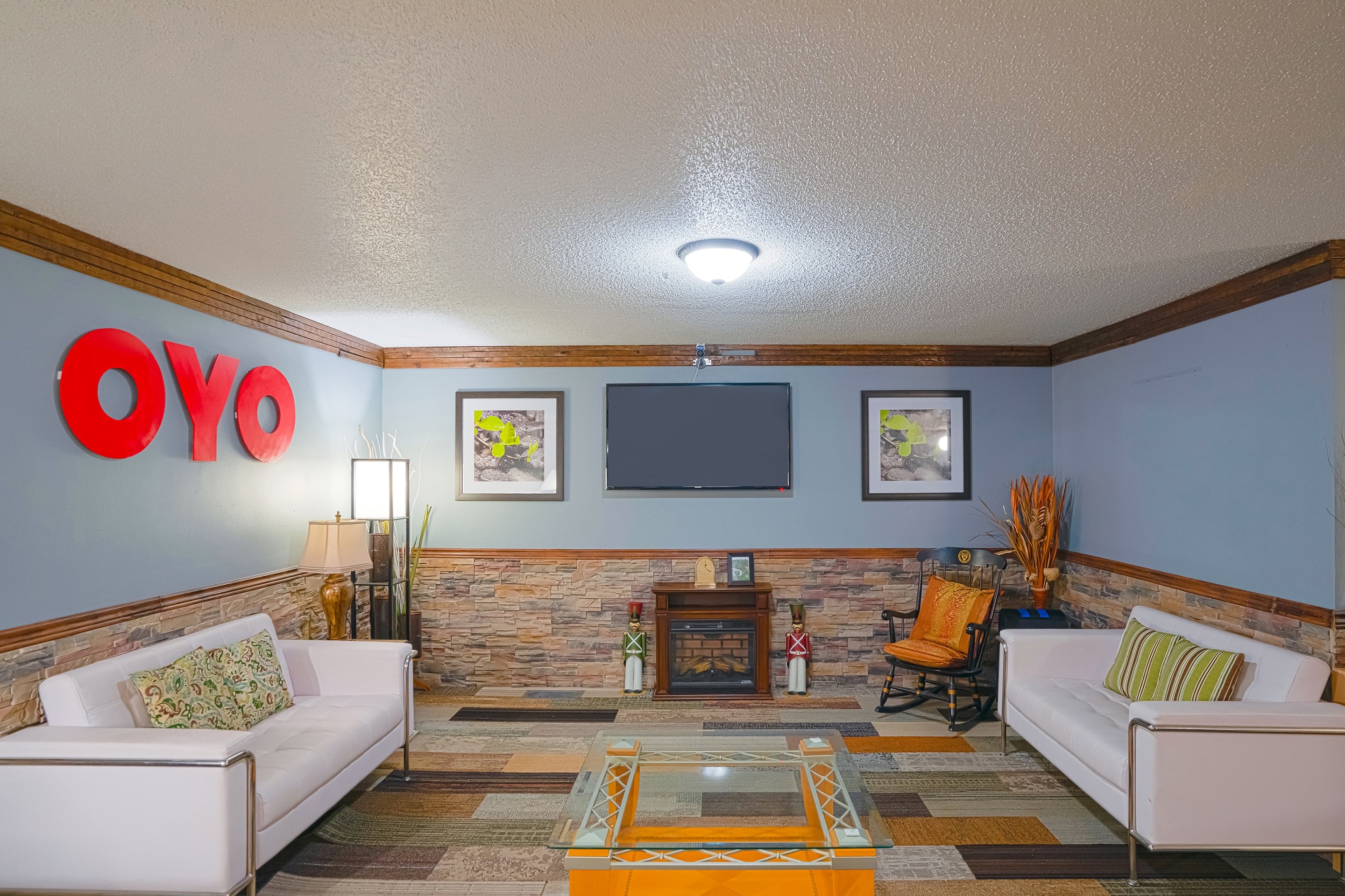 OYO HOTEL REDWOOD FALLS-guestroom-Kitchen.jpg