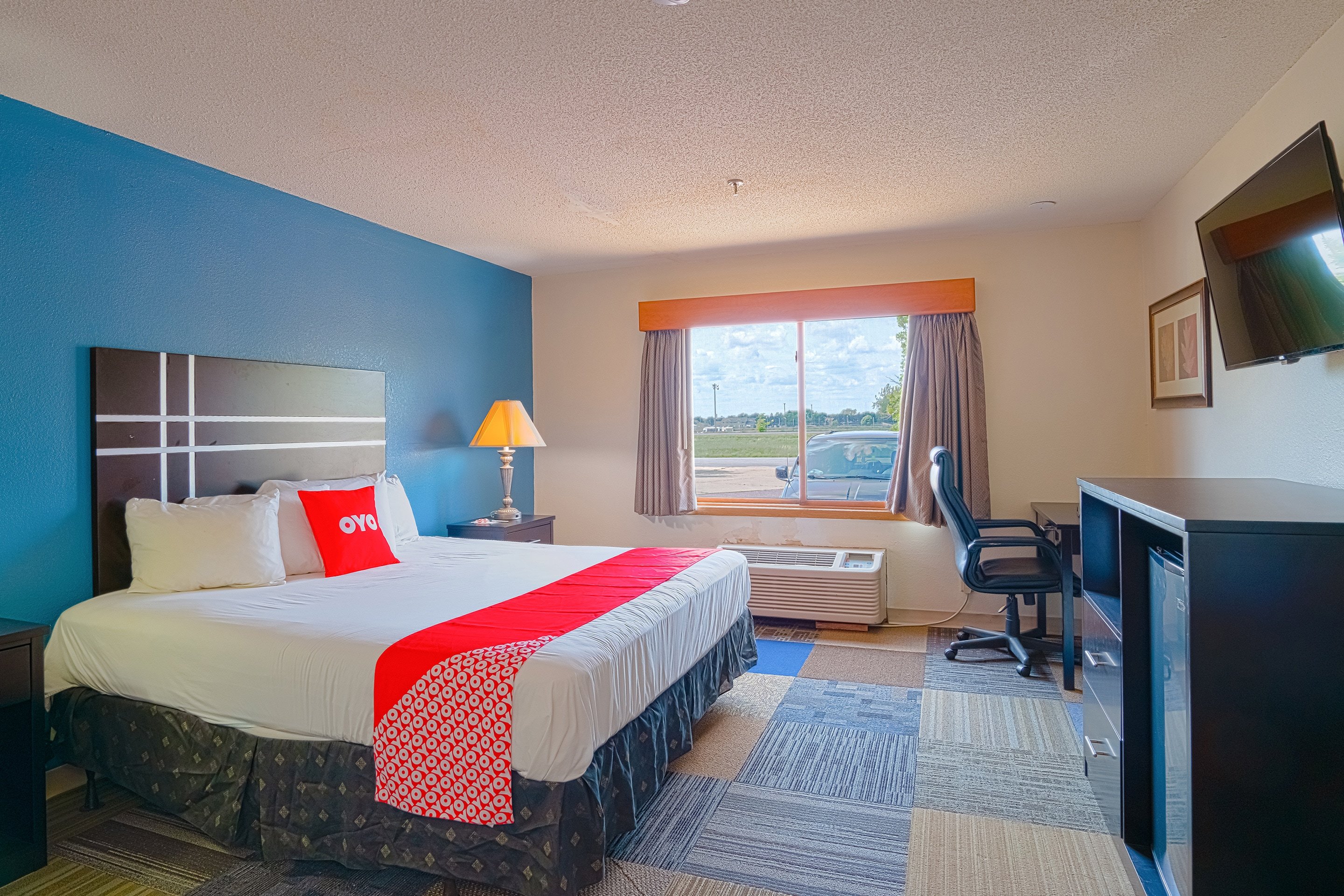 OYO HOTEL REDWOOD FALLS-guestroom-Room.jpg