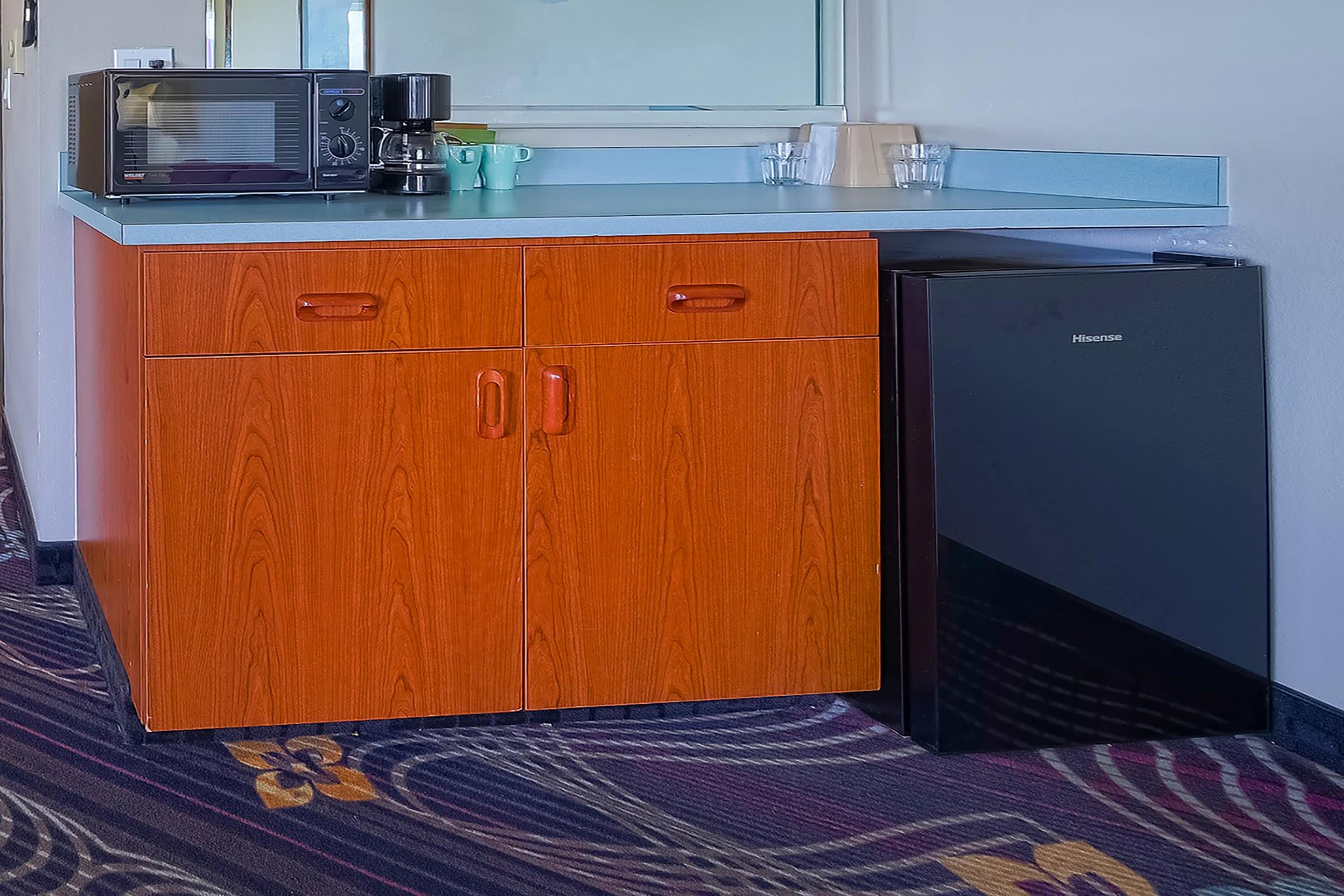 SILETZ BAY BEACHFRONT HOTEL-guestroom-Kitchen.jpg