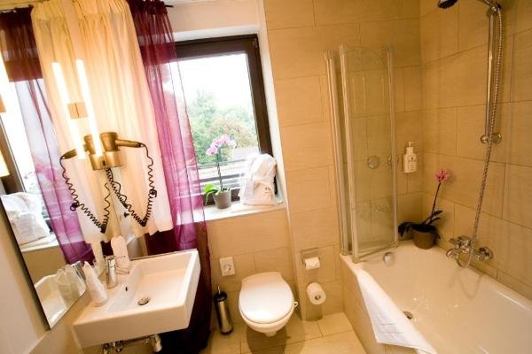 SEEHOTEL LEONI-guestroom-Bathroom.jpg