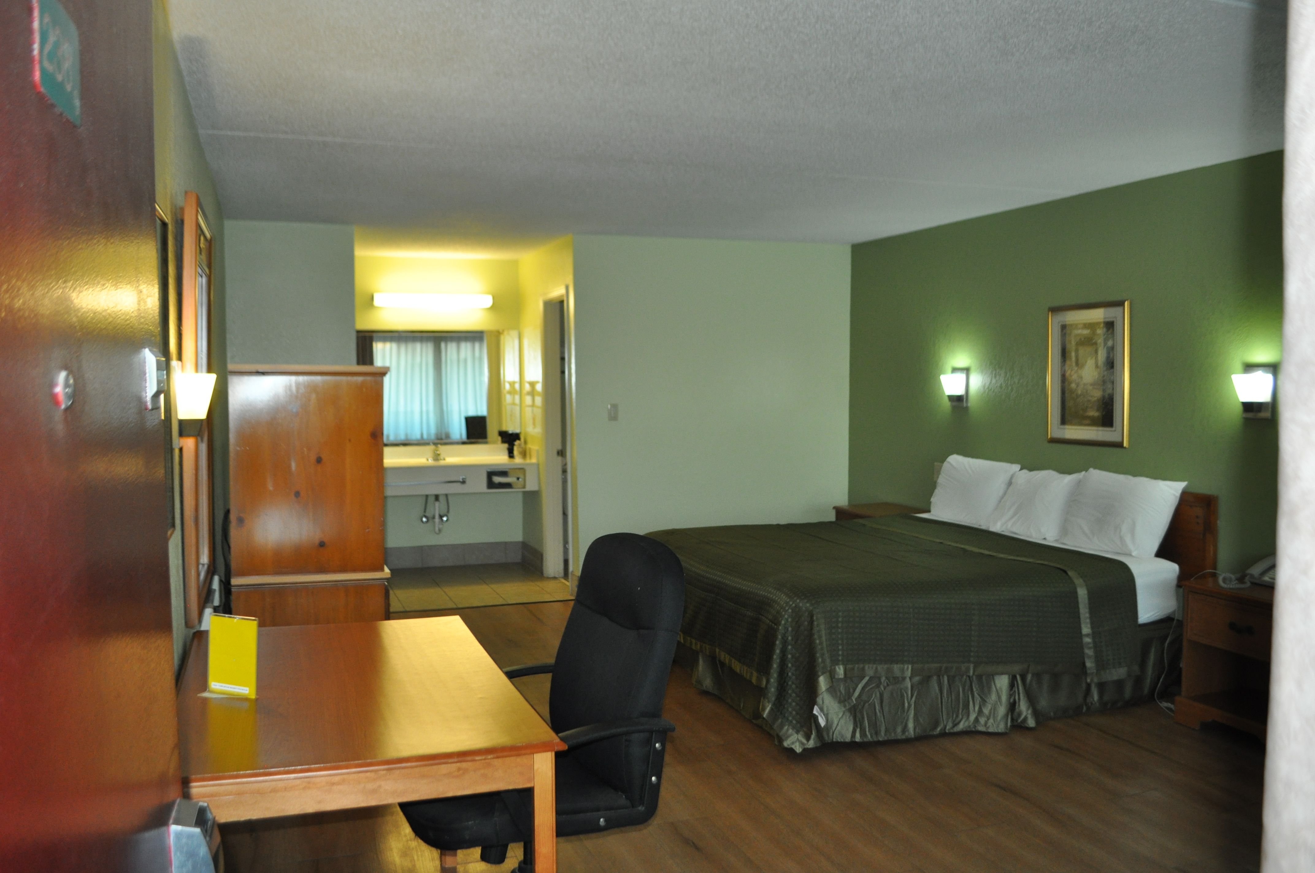 BESTWAY INN MADISON-guestroom-Standard Double Room (non smo).jpg