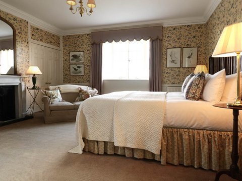 GREYWALLS HOTEL & CHEZ ROUX - Photo 2