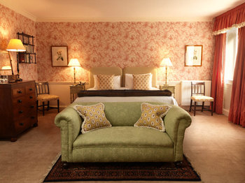 GREYWALLS HOTEL & CHEZ ROUX