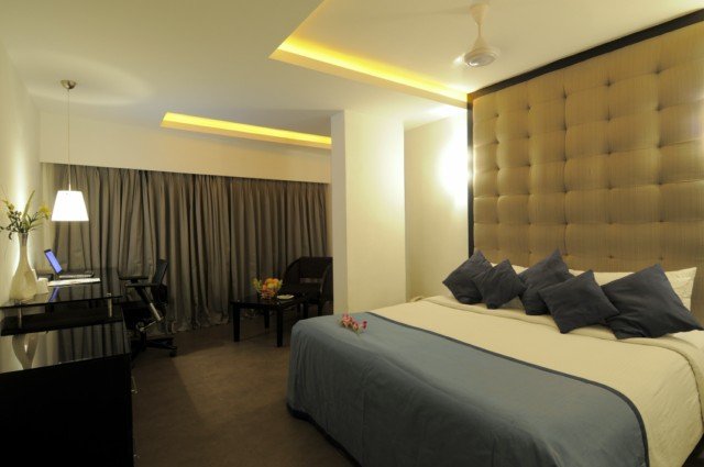 THE CENTRAL COURT HOTEL-guestroom-Business Suite Bed Room.jpg