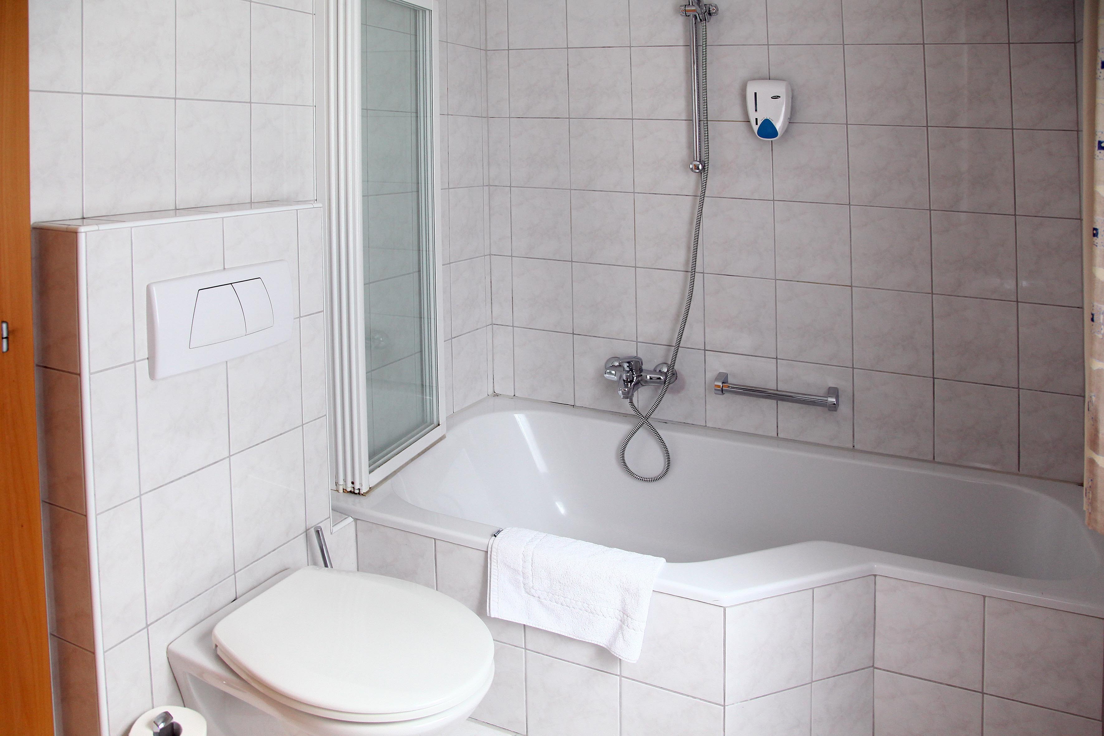 AUSTRIA CLASSIC HOTEL HOLLE-guestroom-Bathroom HLle.jpg