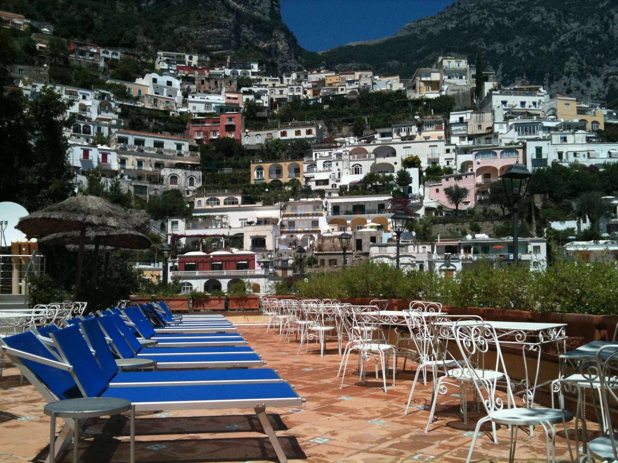 HOTEL POSA POSA-guestroom-sunbeds on the pool.jpg