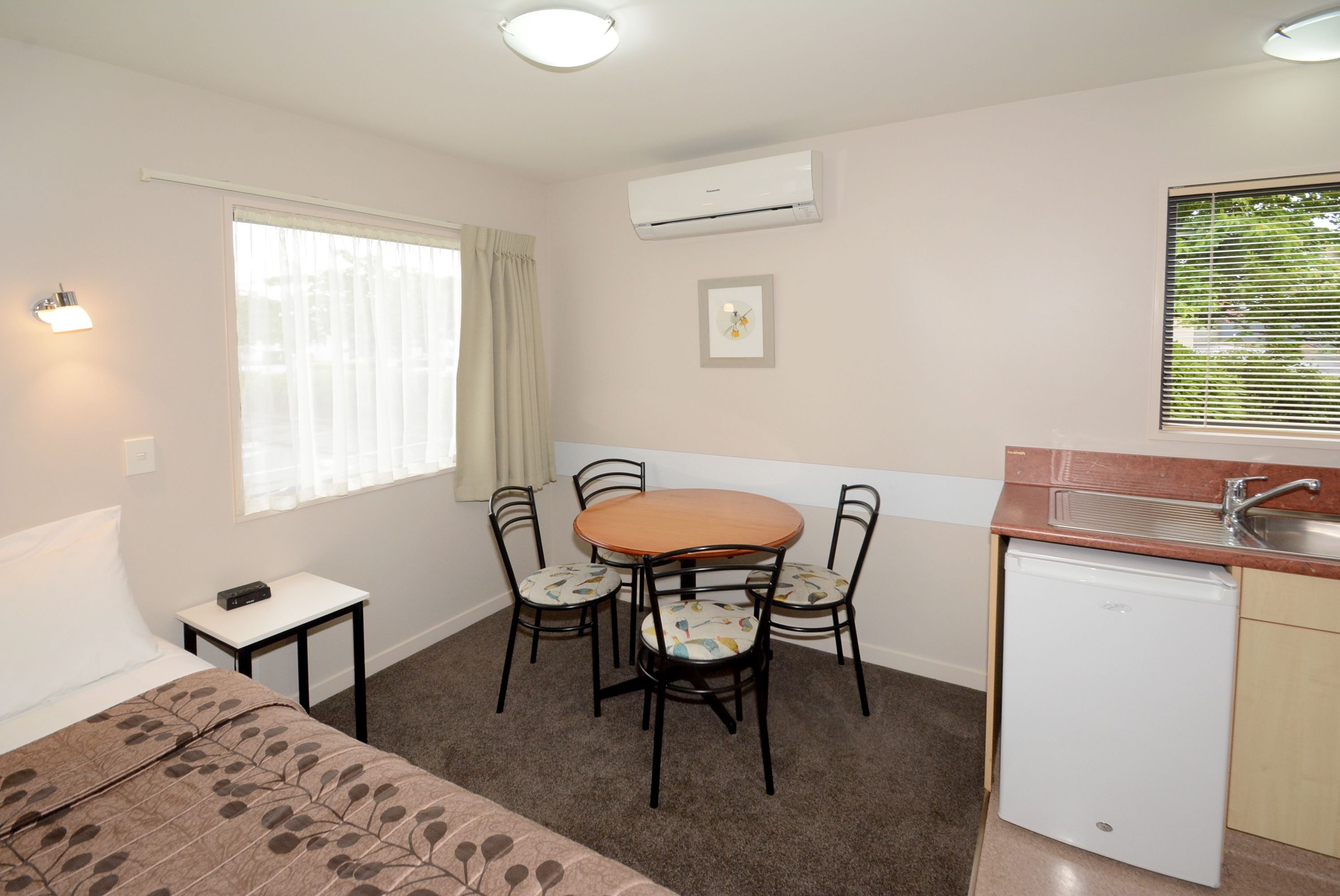 BELLA VISTA MOTEL MOSGIEL-guestroom-One Bedroom Executive Unit.jpg
