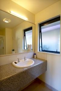 BELLA VISTA MOTEL WANAKA-guestroom-Bathroom BV.jpg