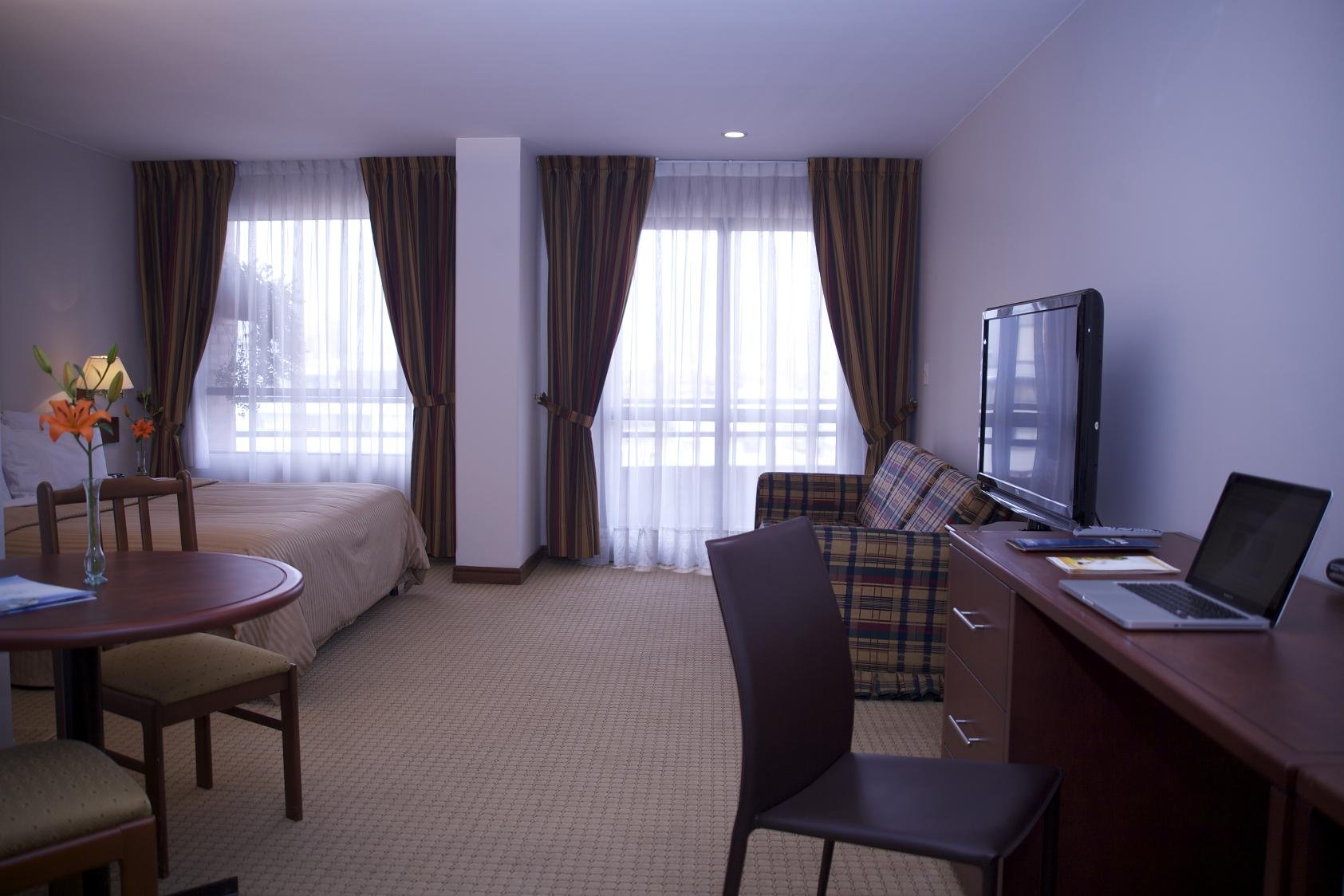 GHL COMFORT HOTEL LOS HEROES-guestroom-Stand King Heroes.jpg