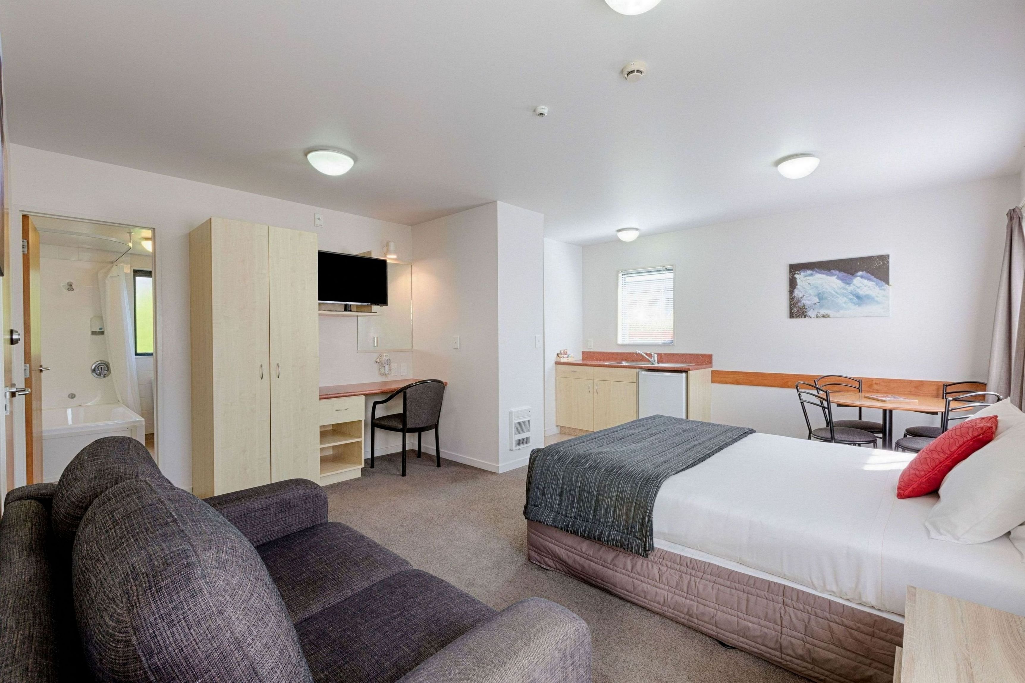 BELLA VISTA MOTEL TAUPO-guestroom-1 BEDROOM UNIT.jpg