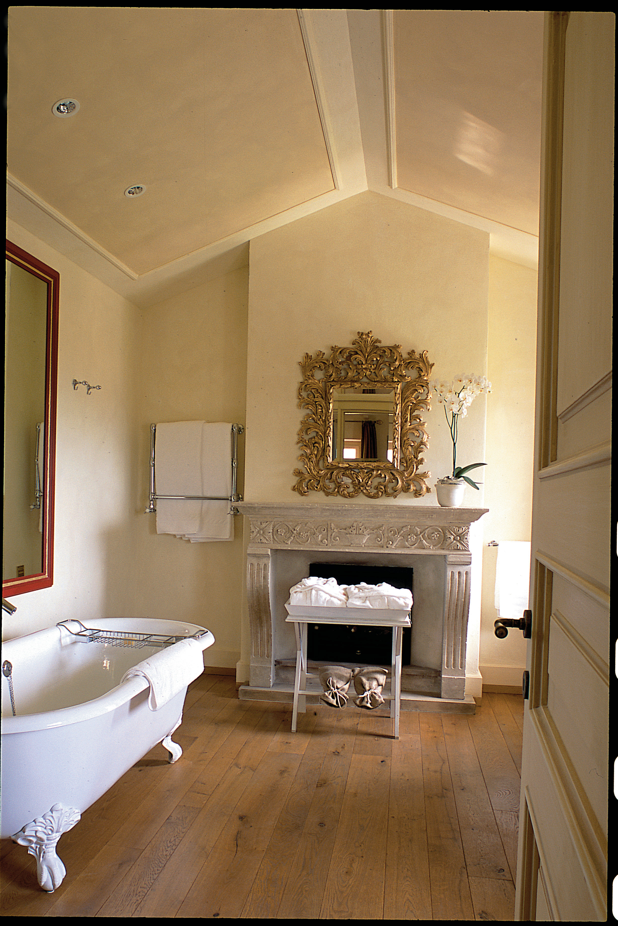 Landana-guestroom-Deluxe Bathroom.jpg