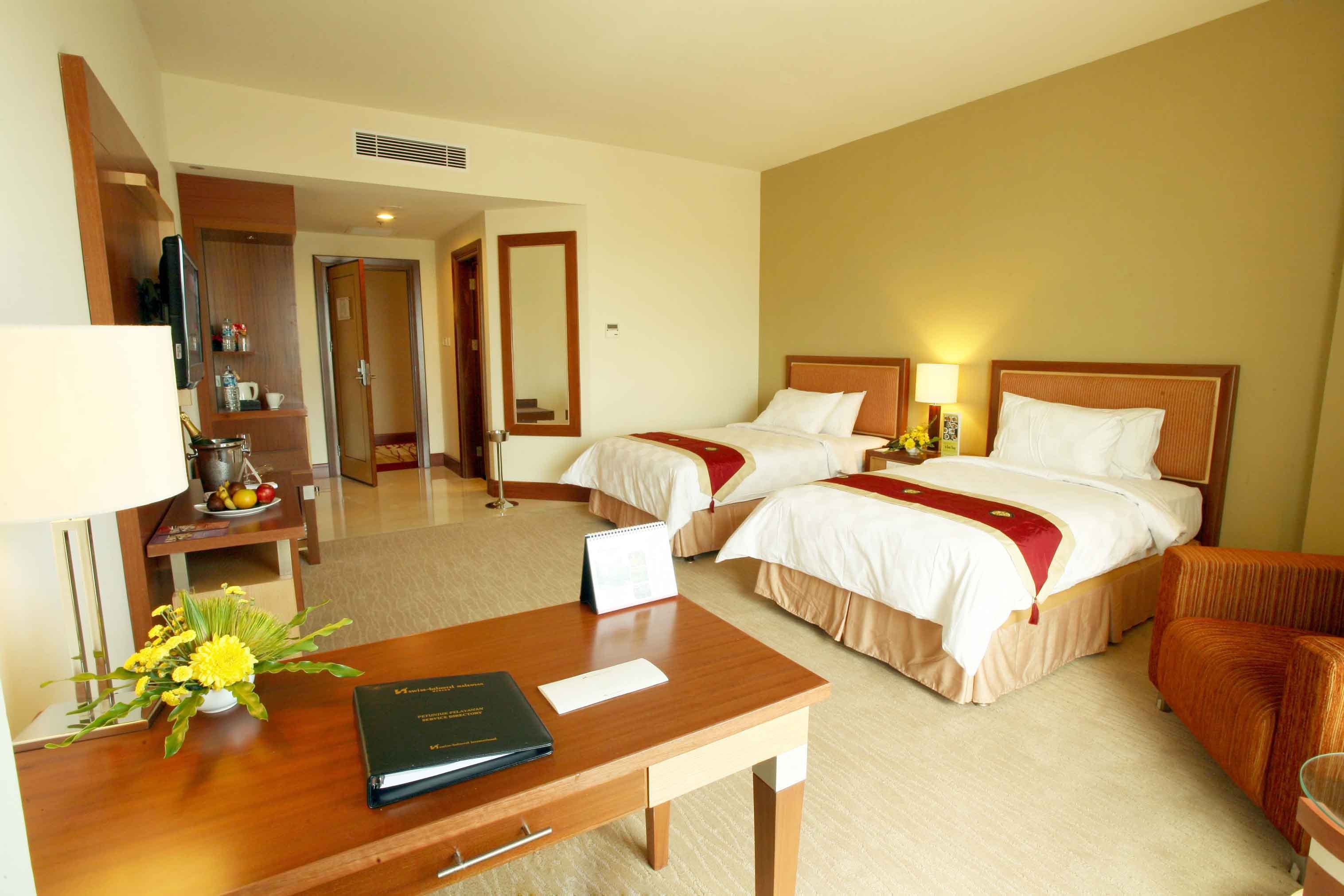 SWISS-BELHOTEL MALEOSAN MANADO-guestroom-Deluxe Room.jpg