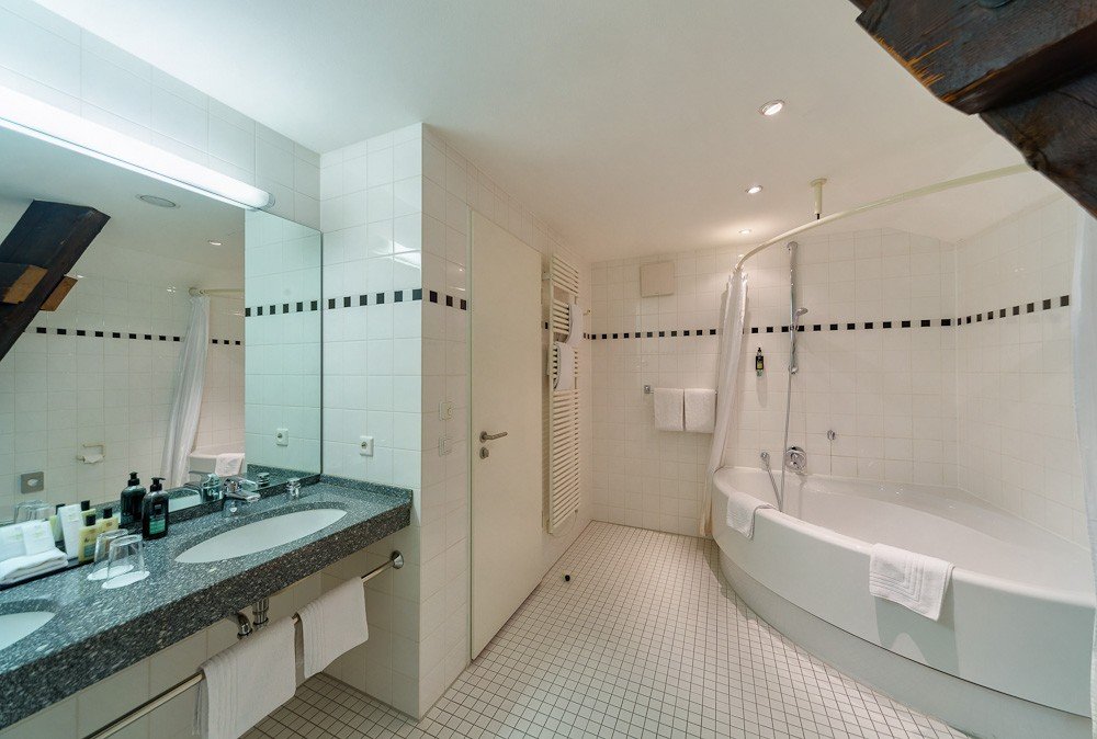 NESTOR HOTEL LUDWIGSBURG-guestroom-Bathroom View.jpg