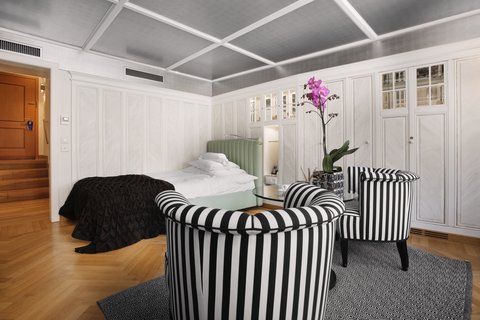 WIDDER HOTEL - Photo 15