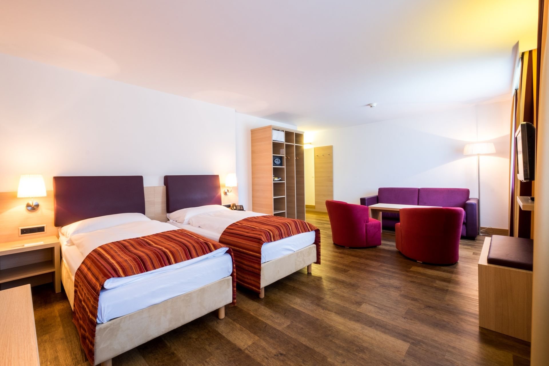COOP TAGUNGSZENTRUM-guestroom-Junior Suite.jpg