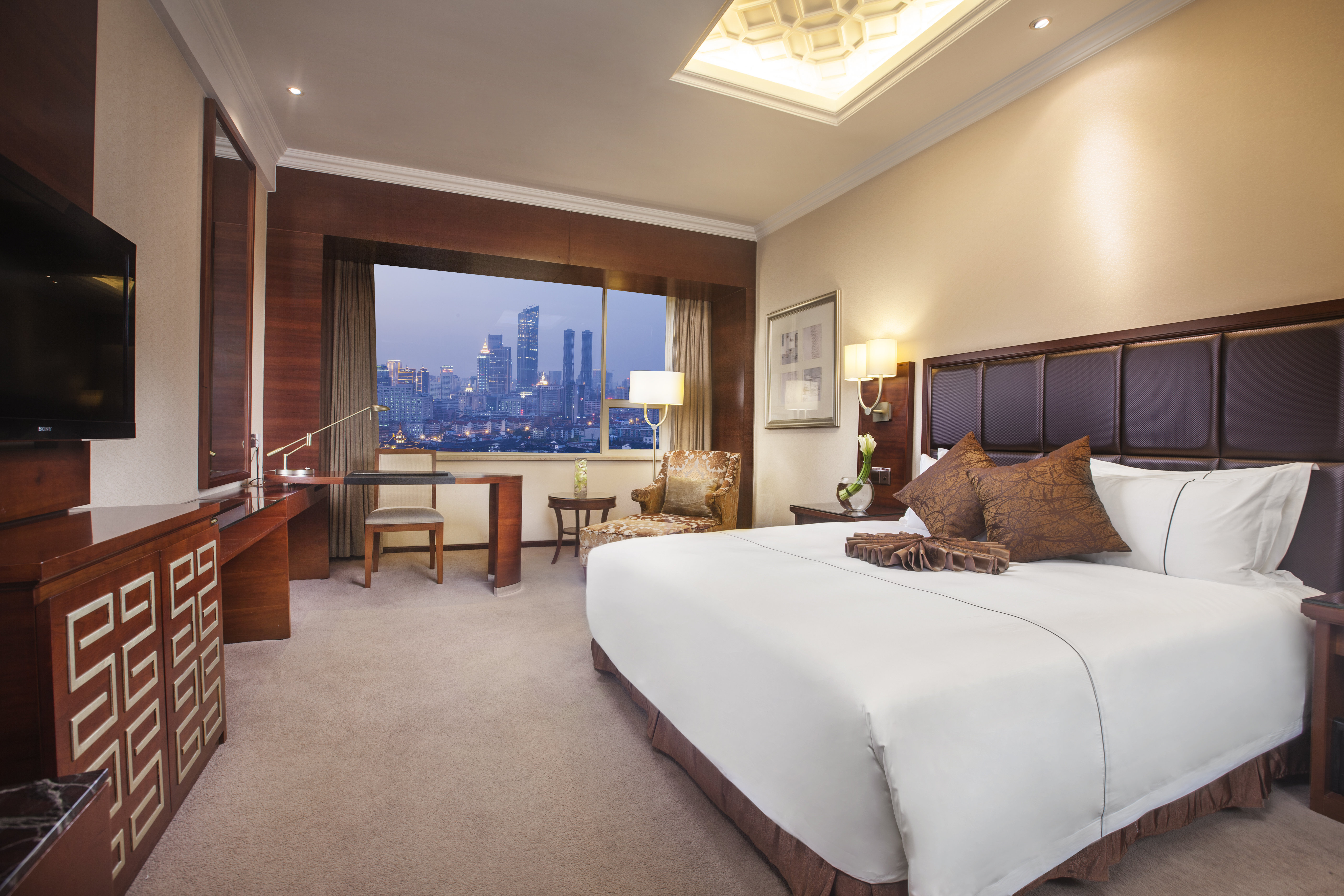 Hotel Nikko Wuxi-guestroom-Executive King Bed.jpg