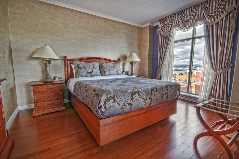 Queen Bed with Panoramic View