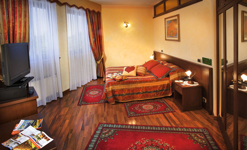 HOTEL LA RUOTA-guestroom-Suite.jpg