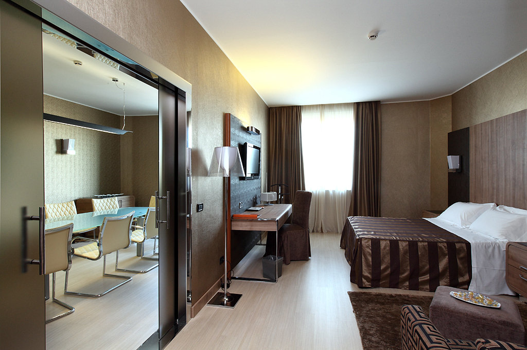 T HOTEL LAMEZIA-guestroom-Business Suite.jpg