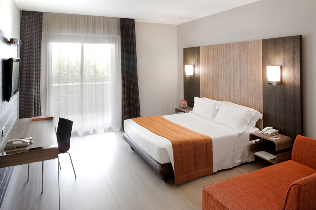 T HOTEL LAMEZIA-guestroom-Deluxe Room.jpg