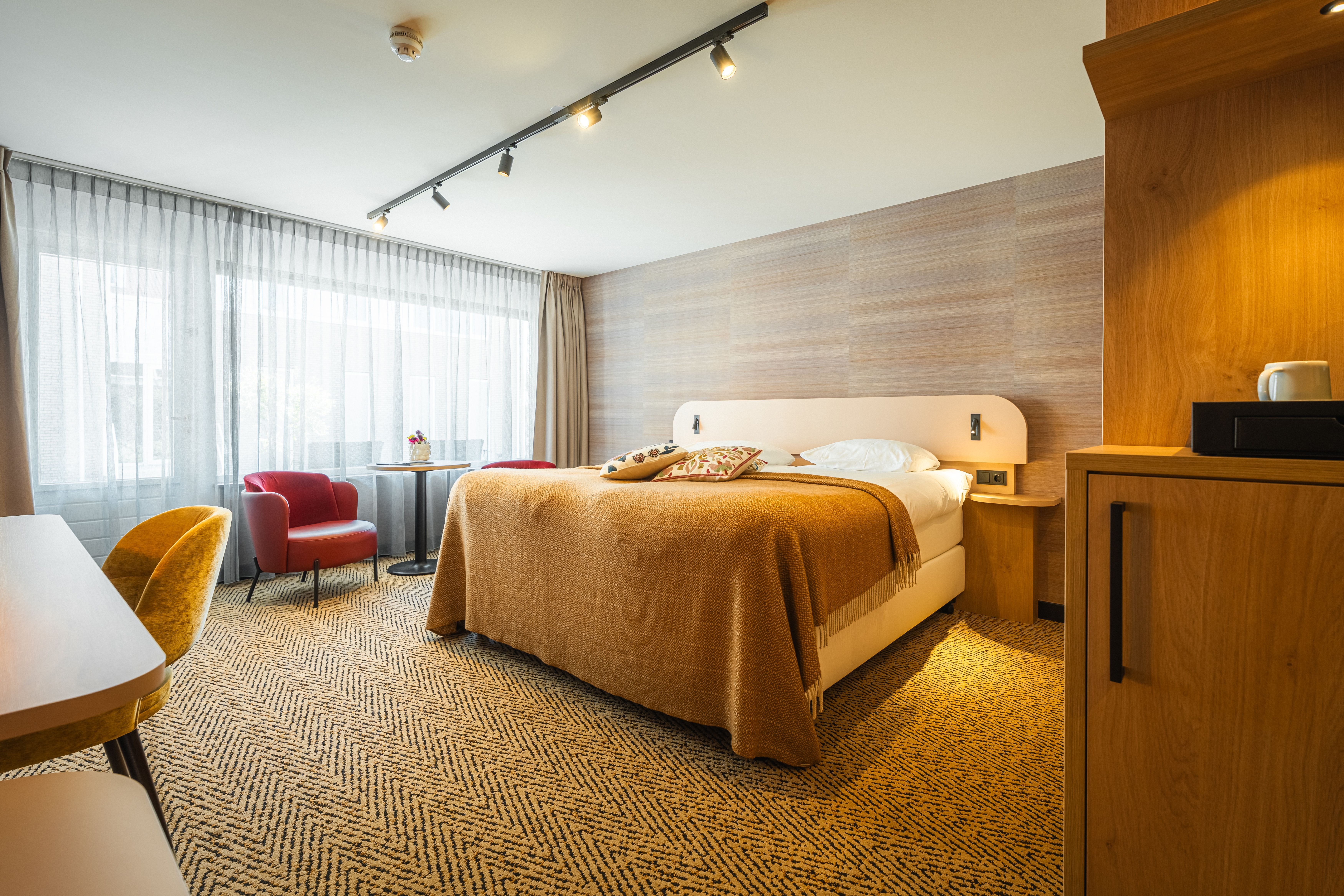 VAN DER VALK HOTEL EMMEN-guestroom-Superior room.jpg