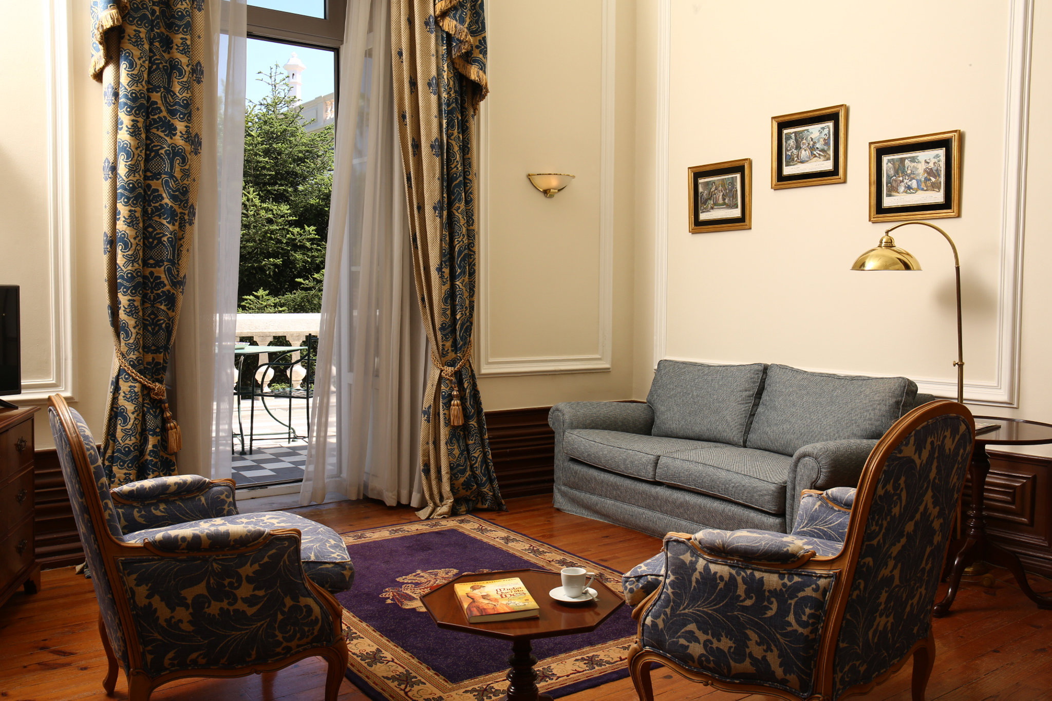 Quinta das Lagrimas Palace-guestroom-King's Suite.jpg