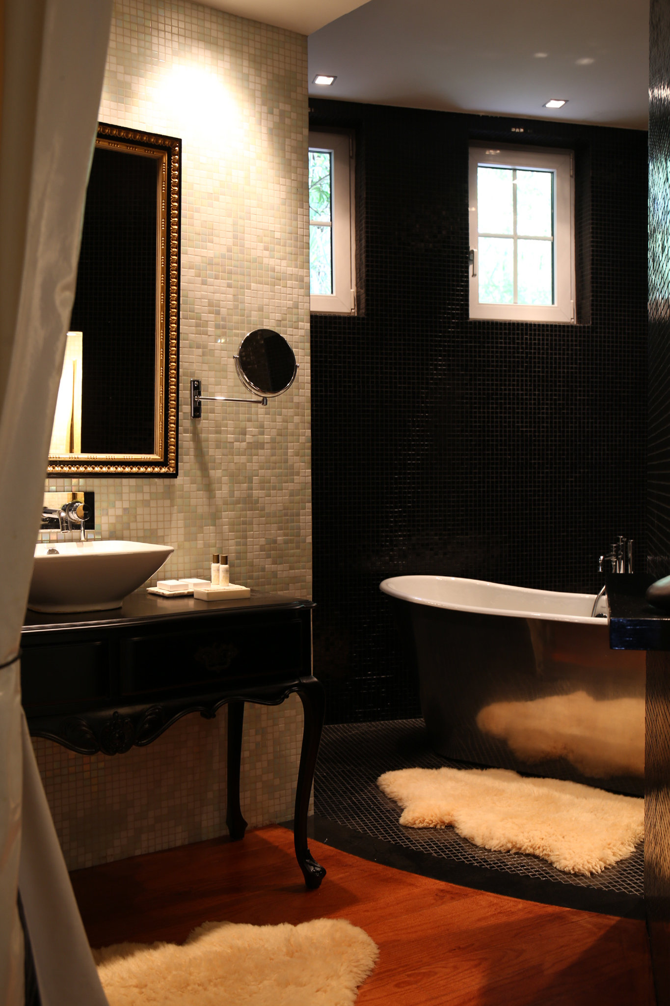 Quinta das Lagrimas Palace-guestroom-Pedro & Inês Suite Bathroom.jpg