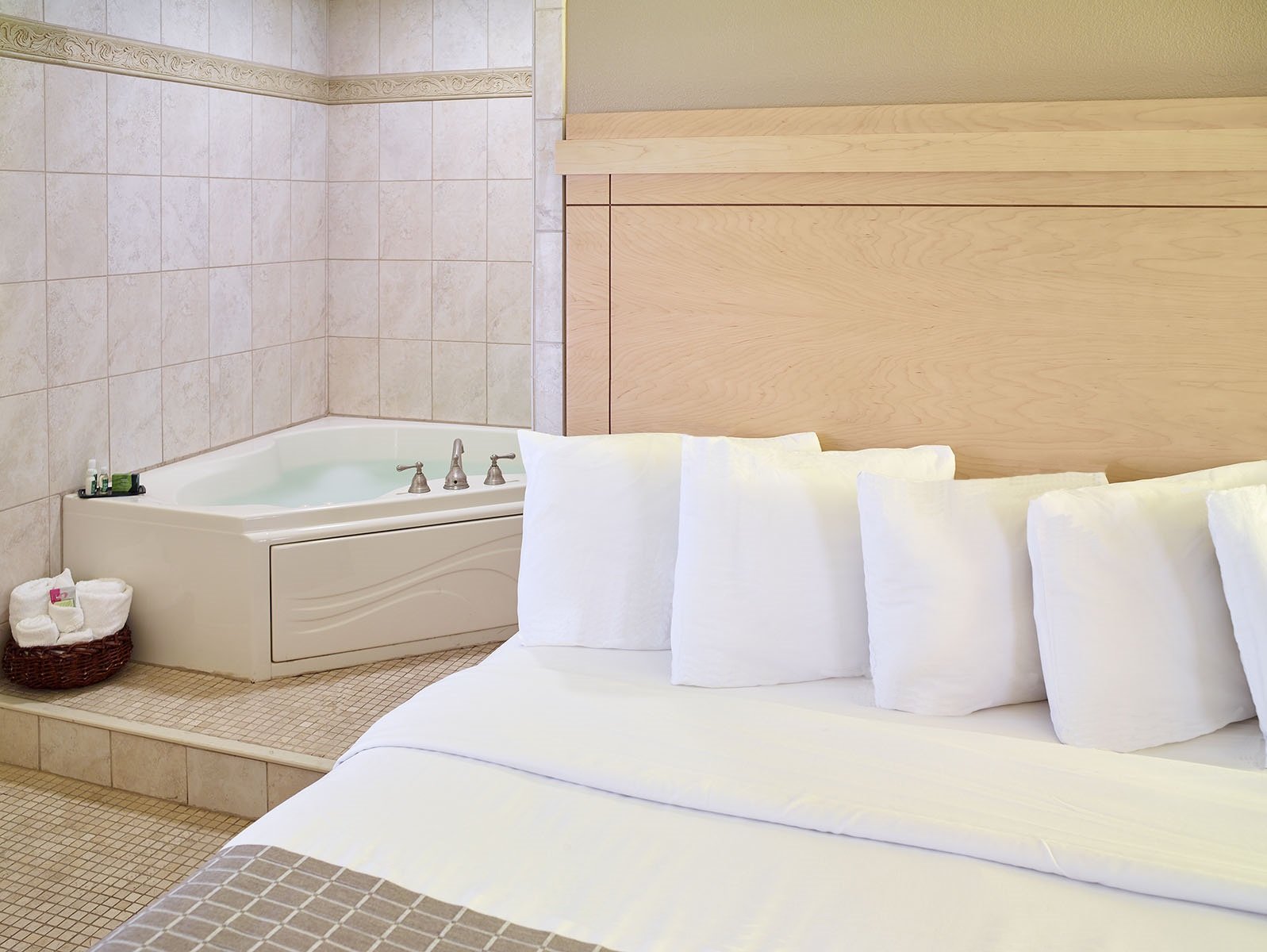 LIVINN HOTEL MINNEAPOLIS S BUR-guestroom-Whirlpool Suite.jpg
