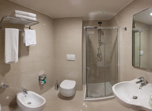 BV President Hotel-guestroom-Bathroom.jpg