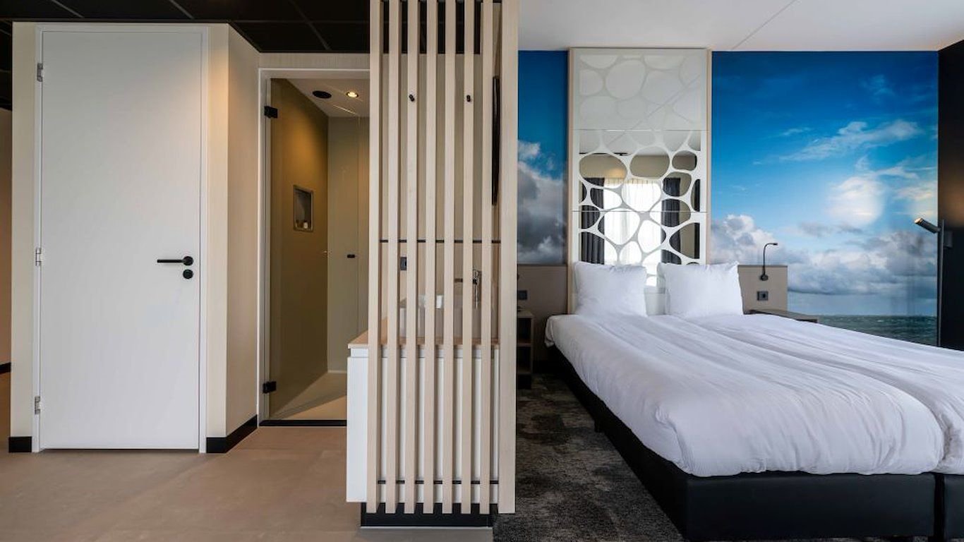 HOTEL WATERSTATE-guestroom-Deluxe Business room.jpg