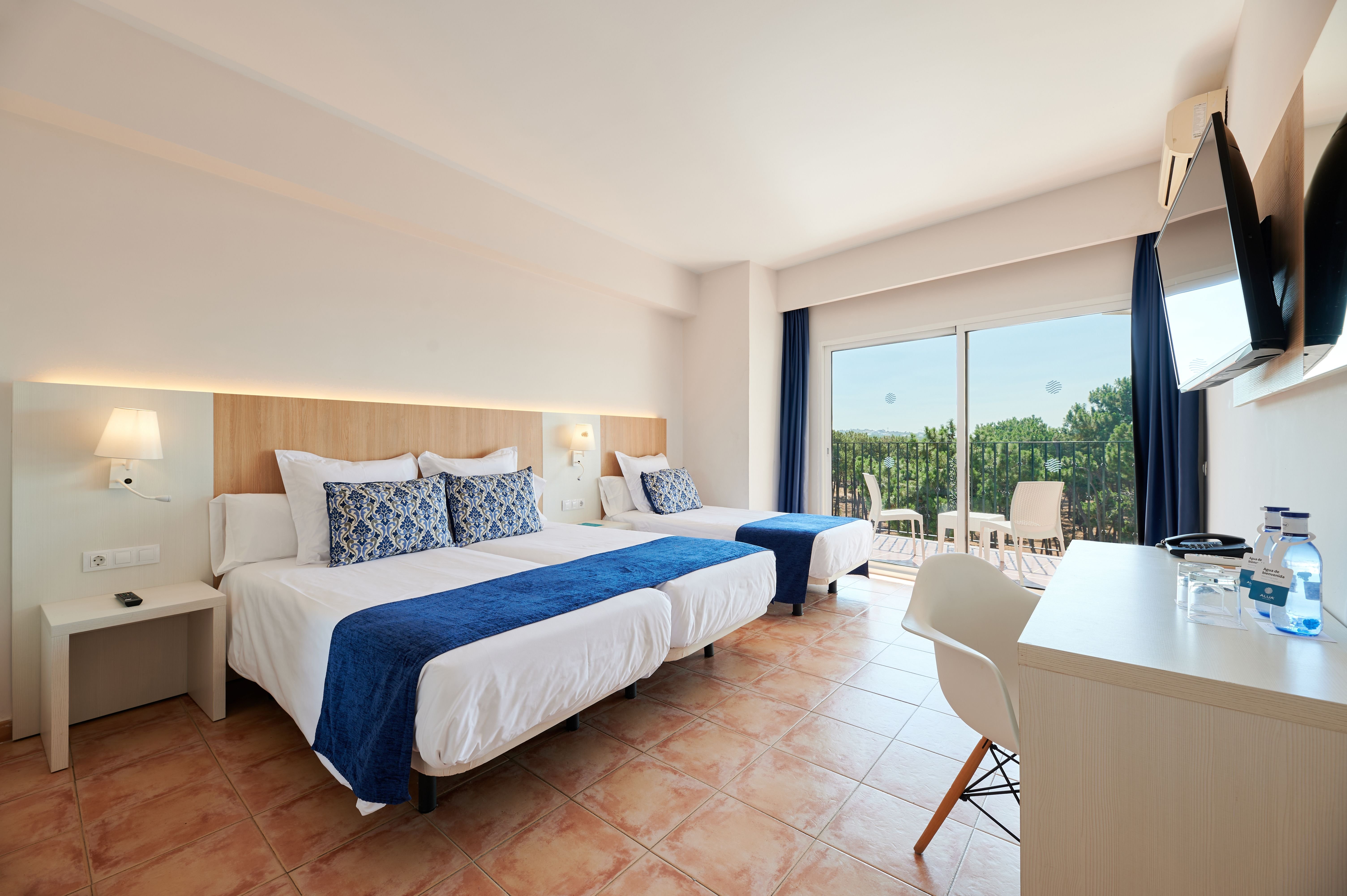 ALUASUN MARBELLA PARK-guestroom-Triple.jpg